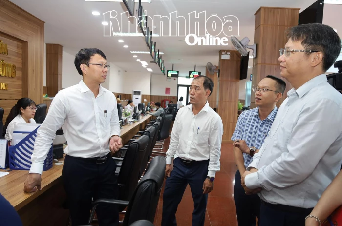 Phó Chủ tịch UBND tỉnh Nguyễn Thanh Hà kiểm tra hoạt động của Trung tâm Phục vụ hành chính công tỉnh
