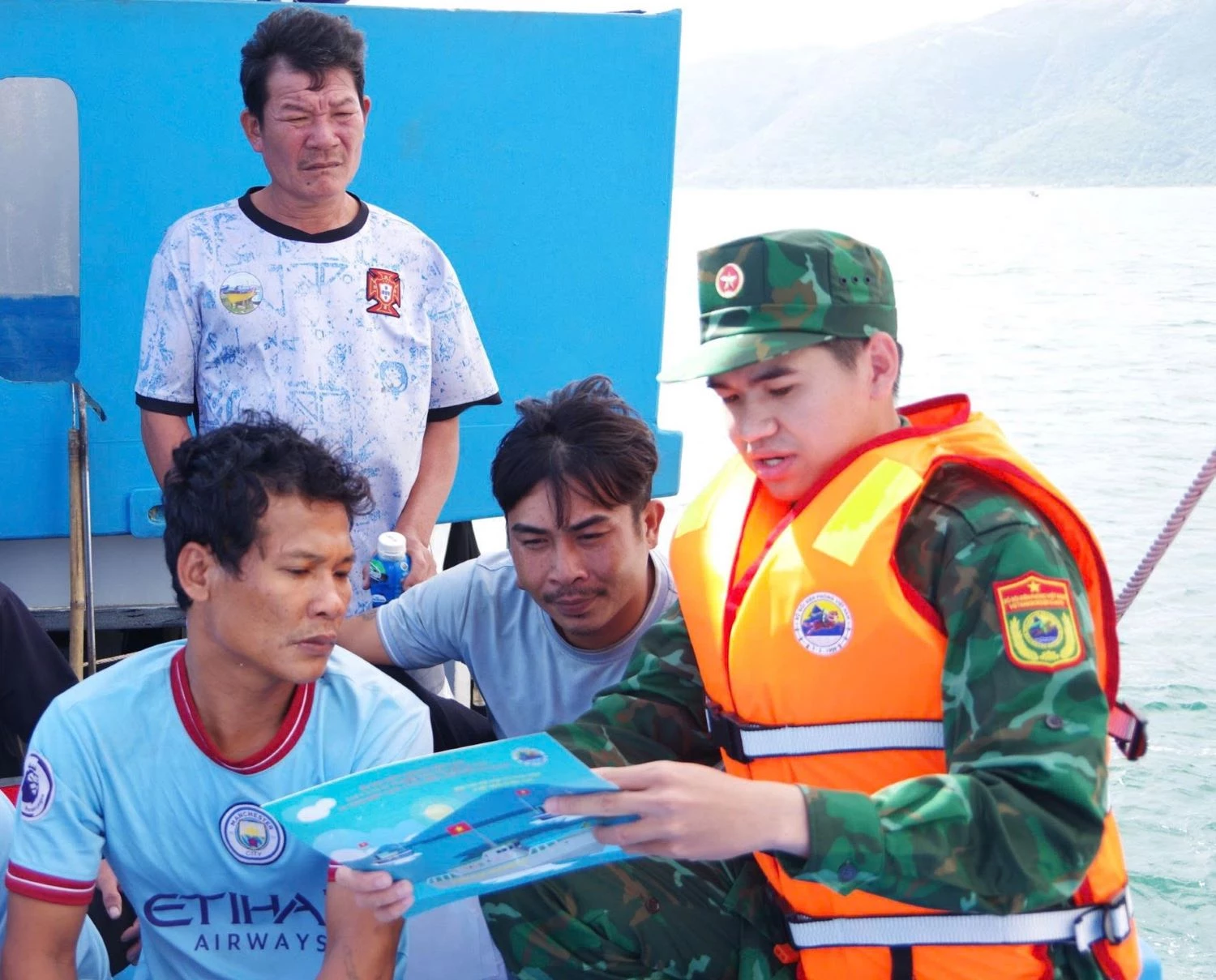 Tuyên truyền cho ngư dân đang hoạt động trên vùng biển vịnh Nha Trang.