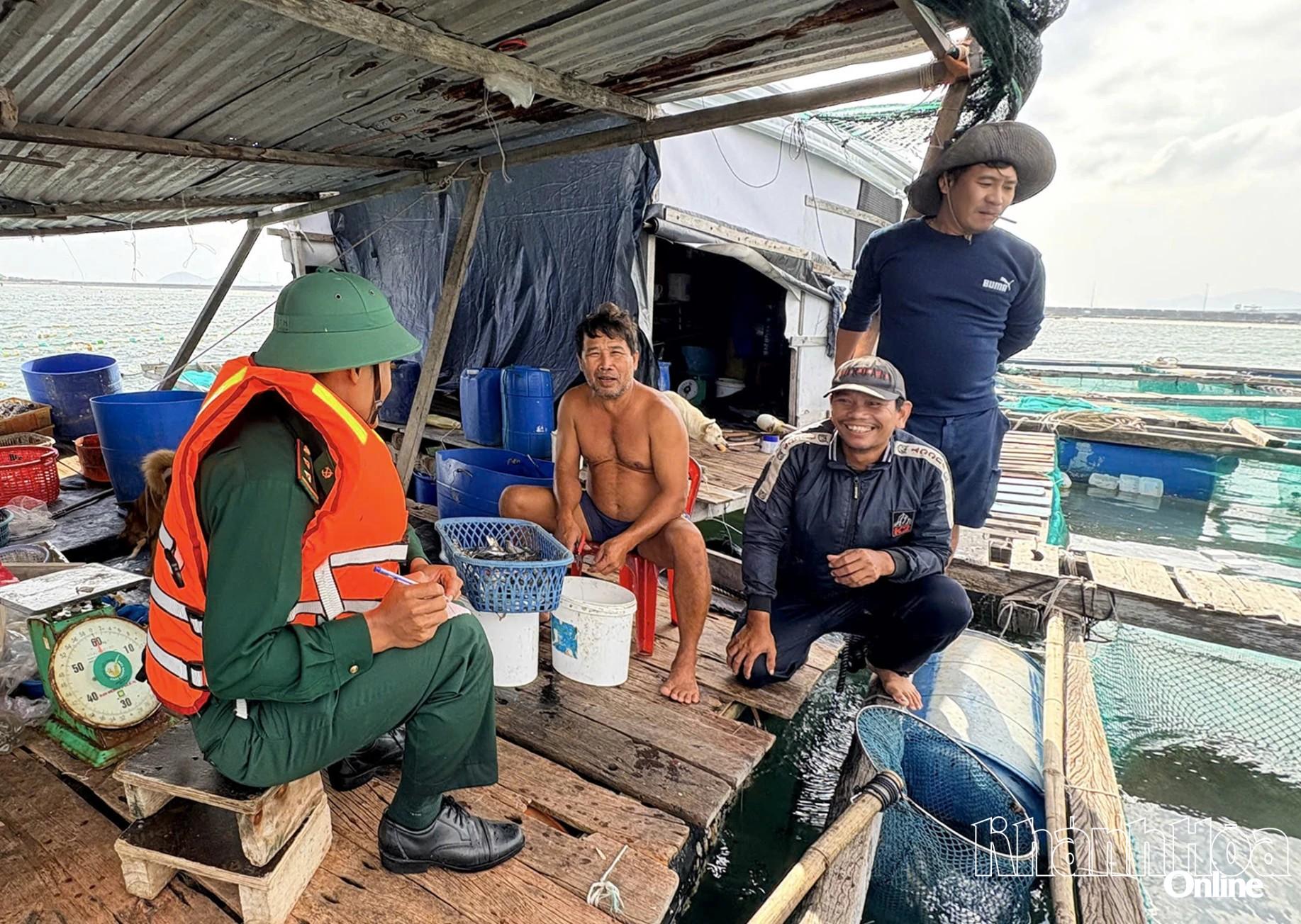 Chiến sĩ Đồn Biên phòng Ninh Phước tuyên truyền, vận động người dân nuôi trồng thủy sản ở phường Đông Ninh Hòa di dời vào bờ tránh trú bão.