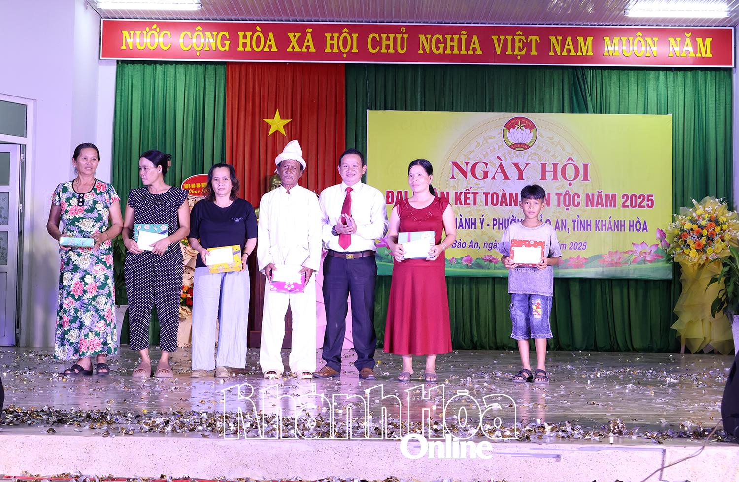 Lãnh đạo Ủy ban MTTQ Việt Nam phường Bảo An trao giấy khen cho các hộ gia đình.