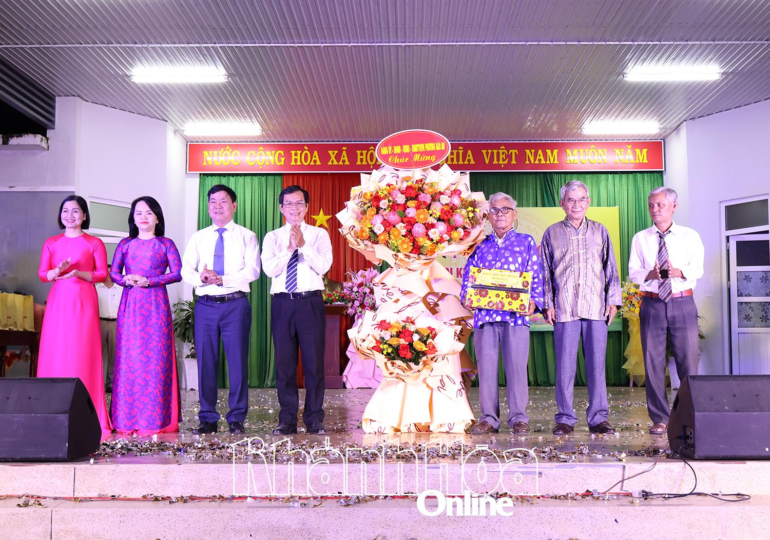 Lãnh đạo phường Bảo An tặng hoa quà cho Ban Công tác Mặt trận Tổ dân phố Thành Ý.