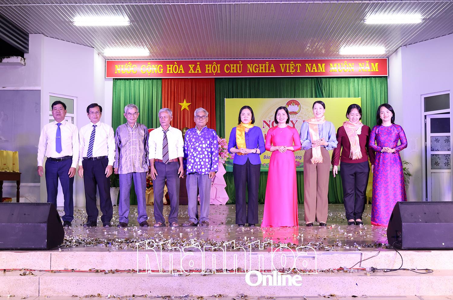 Lãnh đạo phường Bảo An và Ban Công tác Mặt trận Tổ dân phố tặng quà lưu niệm cho đồng chí Trần Thu Mai và các đại biểu.