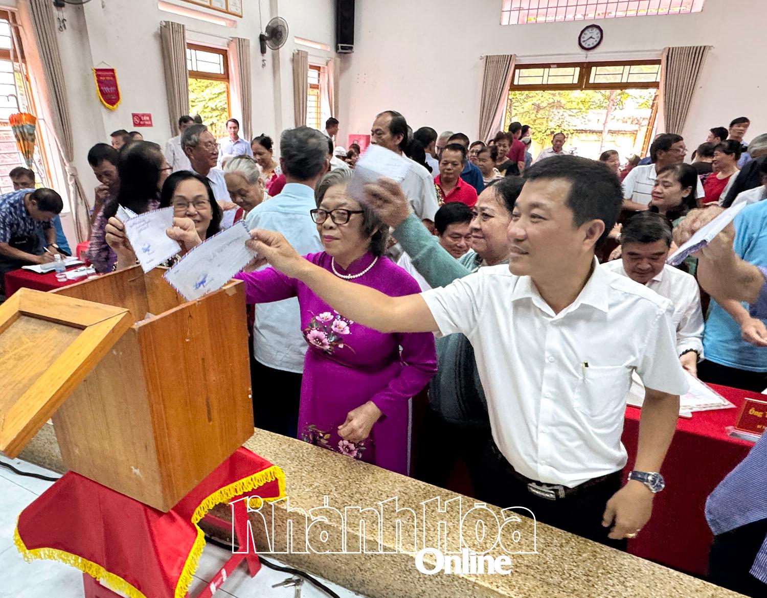 Bà con đóng góp ủng hộ Quỹ Vì người nghèo của phường. 