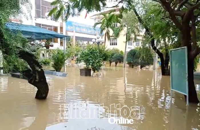 Nhiều trường tiếp tục cho học sinh nghỉ học ngày 18-11