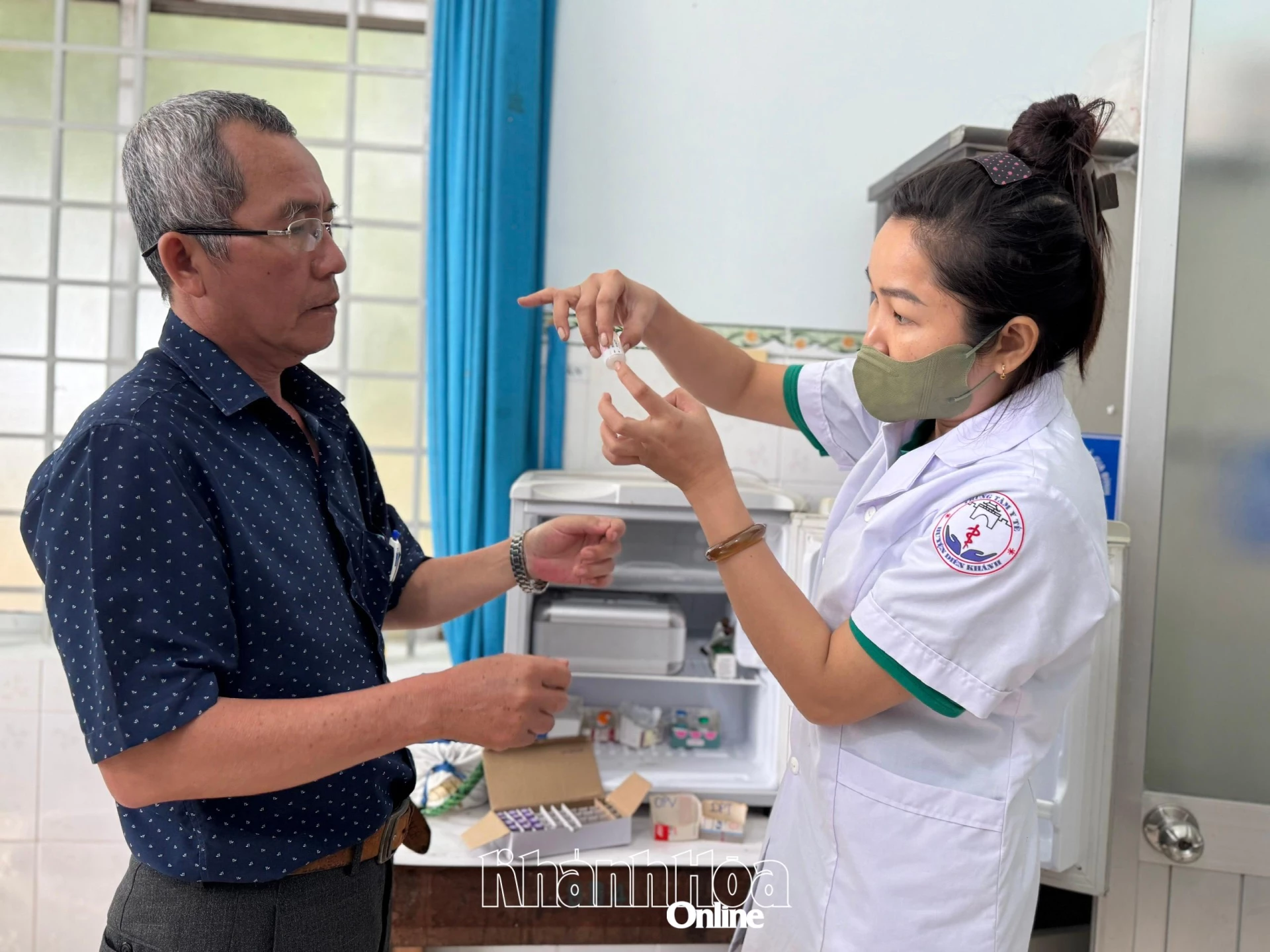 Cán bộ y tế Trạm Y tế Diên An kiểm tra các vắc xin bị hư hỏng do mưa lũ. 