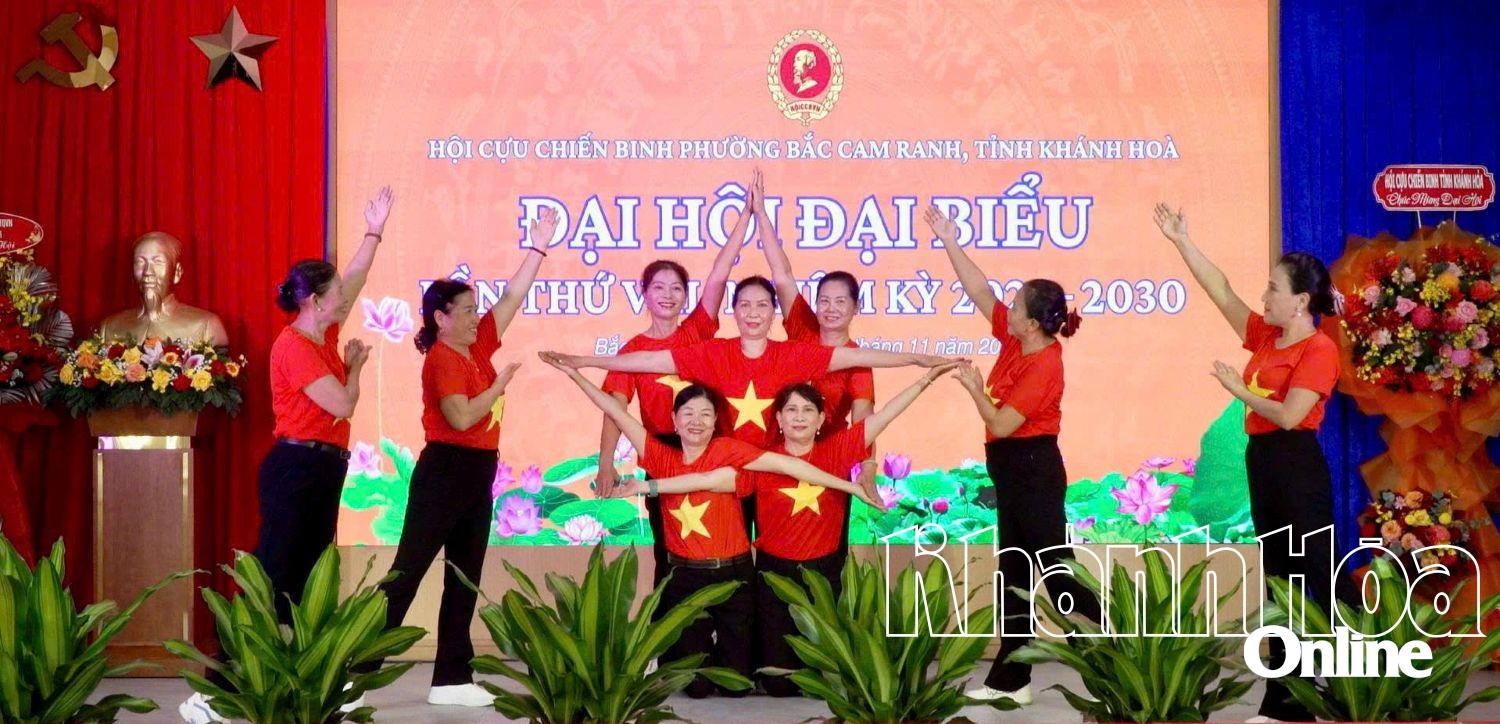 Tiết mục văn nghệ chào mừng đại hội.