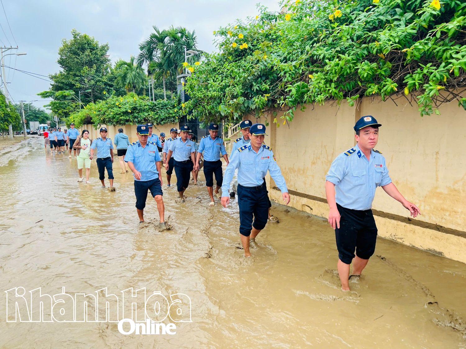 Lực lượng bảo vệ Công ty Yến sào Khánh Hoà vào vùng lũ giúp dân