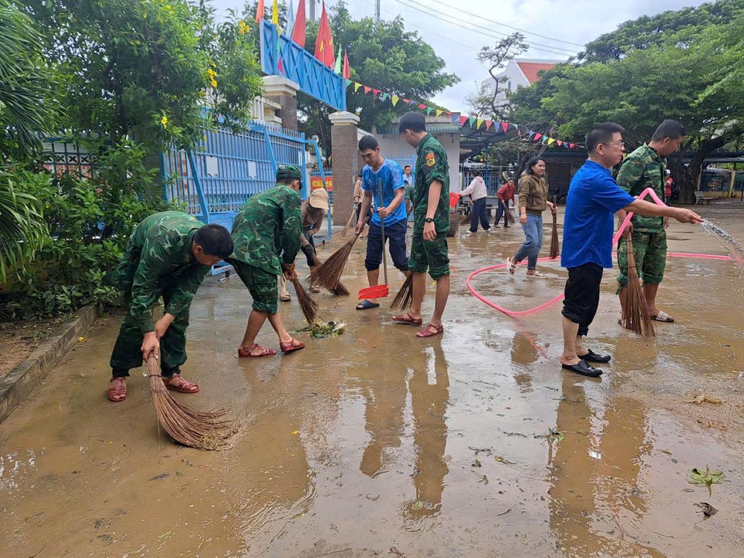 Lực lượng Bộ đội Biên phòng tỉnh hỗ trợ dọn vệ sinh các trường học ở phường Tây Nha Trang.