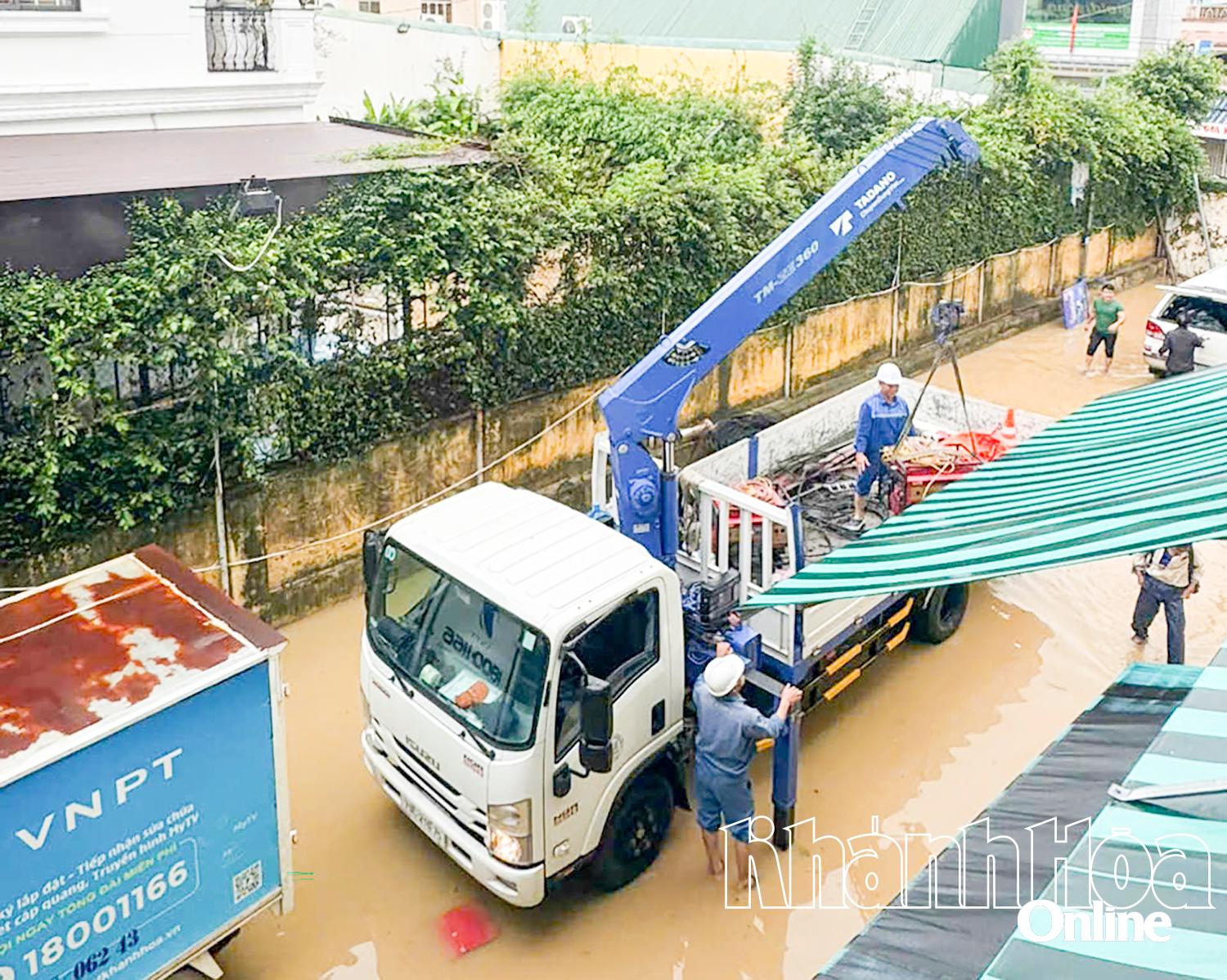 Nhân viên VNPT khắc phục điểm phát sóng ngay khi nước lụt giảm.
