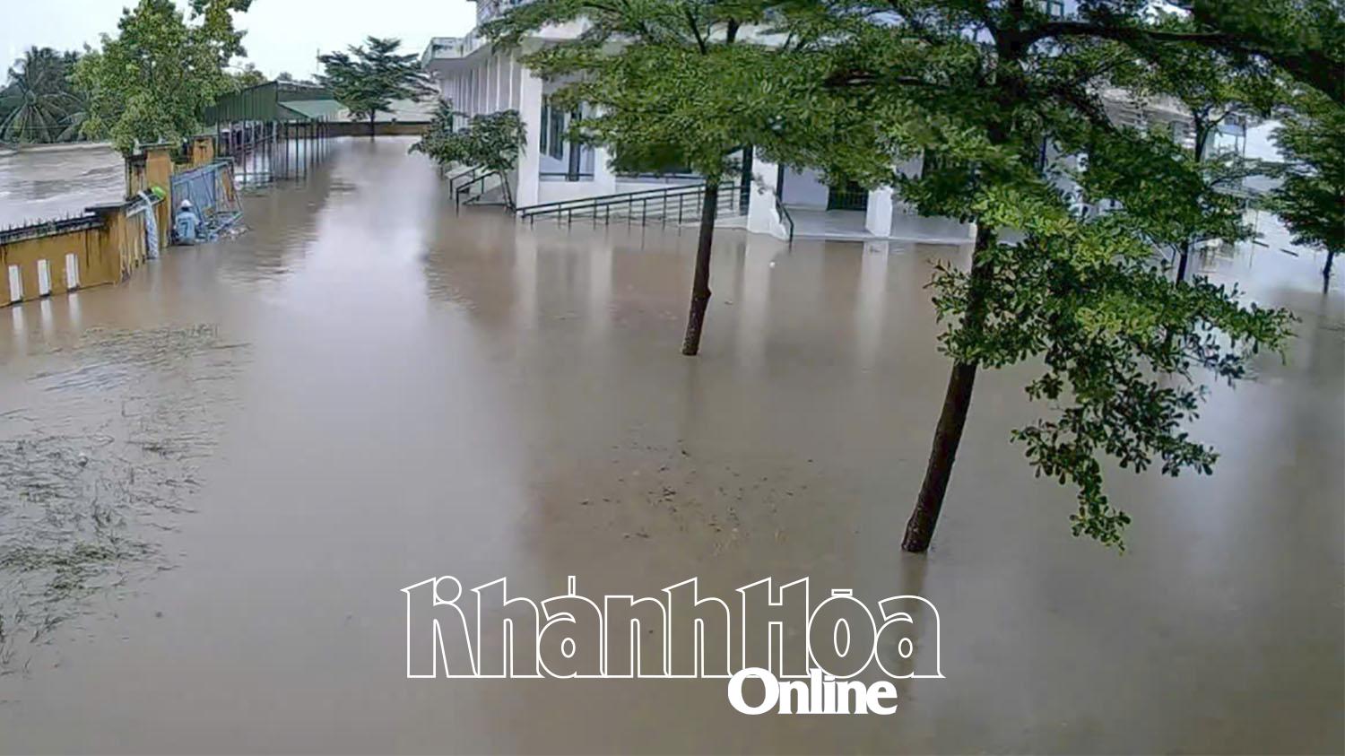 Mưa lớn gây ngập tại Trường THPT Phan Chu Trinh (xã Vĩnh Hải).