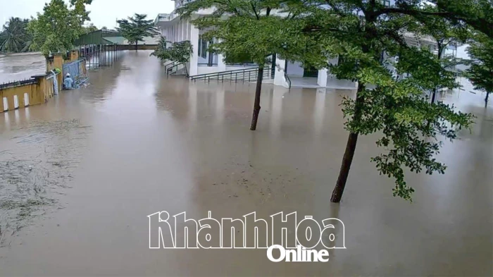 Nhiều địa phương, trường học thông báo cho học sinh nghỉ học vì mưa lớn