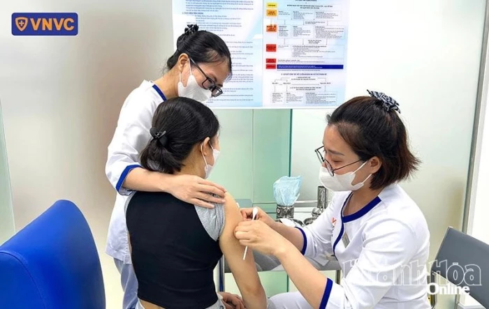 Hệ thống Tiêm chủng VNVC tiêm vắc xin uốn ván miễn phí cho người dân vùng lũ