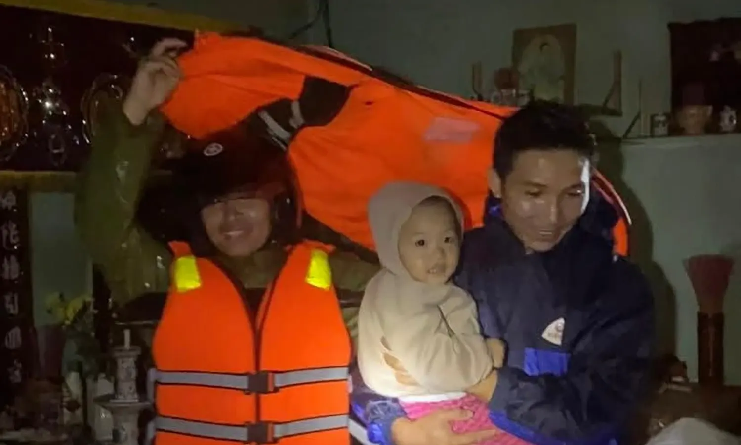 Xã Vạn Thắng khẩn cấp di dời 13 hộ nằm trong vùng có nguy cơ bị ngập lụt