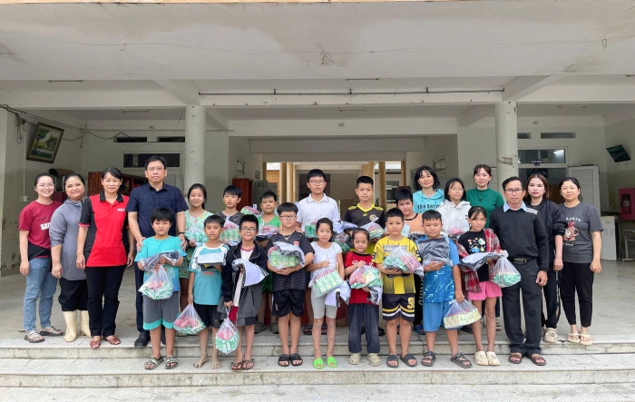 Báo và Phát thanh, Truyền hình Khánh Hòa trao 200 bộ đồng phục cho học sinh các trường tiểu học