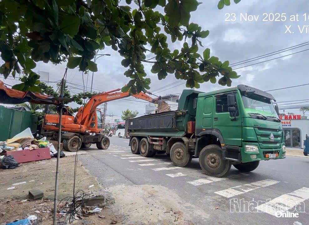 Công ty Khánh Vĩnh Group huy động phương tiện hỗ trợ phường Nam Nha Trang dọn vệ sinh môi trường.