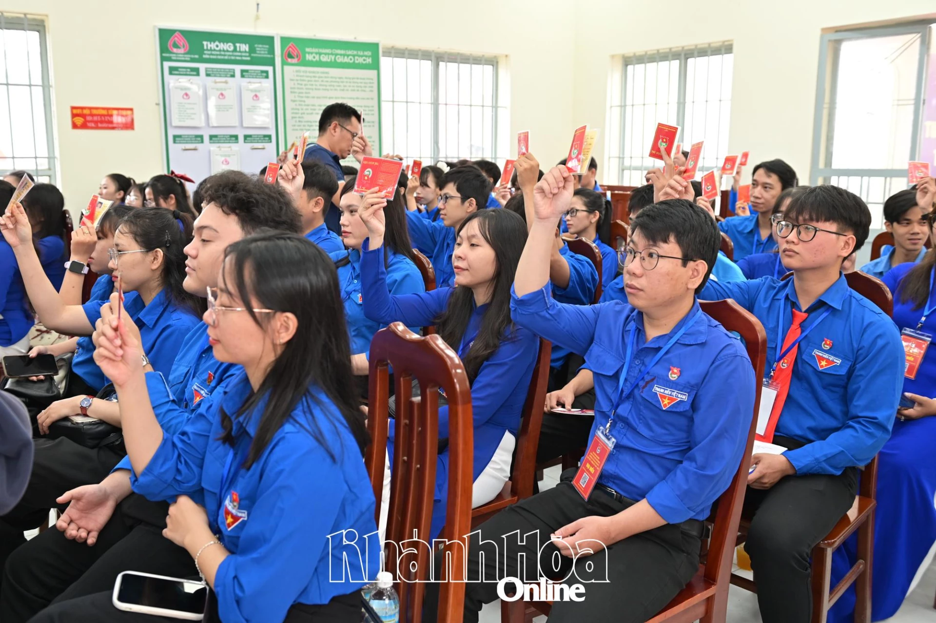 Các đoàn viên, thanh niên biểu quyết tại Đại hội.