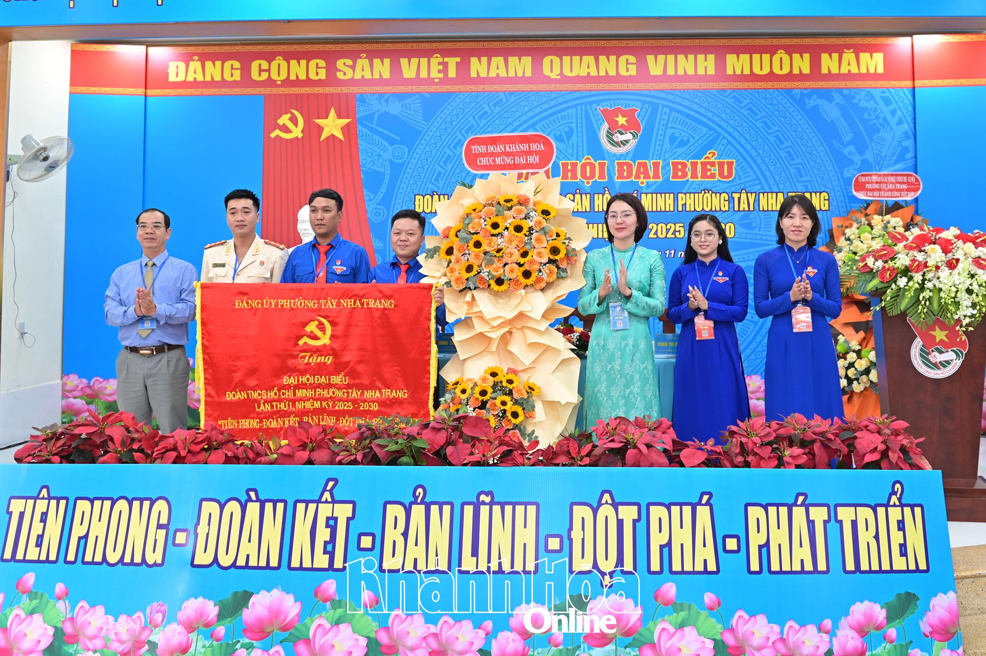 Lãnh đạo Tỉnh đoàn cùng Đảng ủy phường Tây Nha Trang tặng hoa, bức trướng chúc mừng Đại hội.