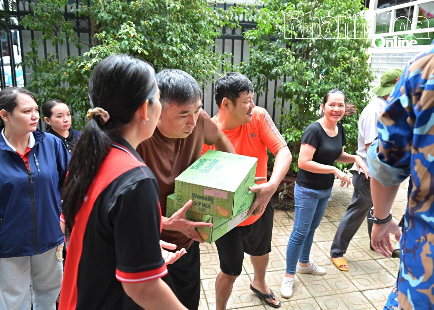 Sau khi tiếp nhận, các mặt hàng sẽ được vận chuyển, trao đến người dân trong thời gian sớm nhất.