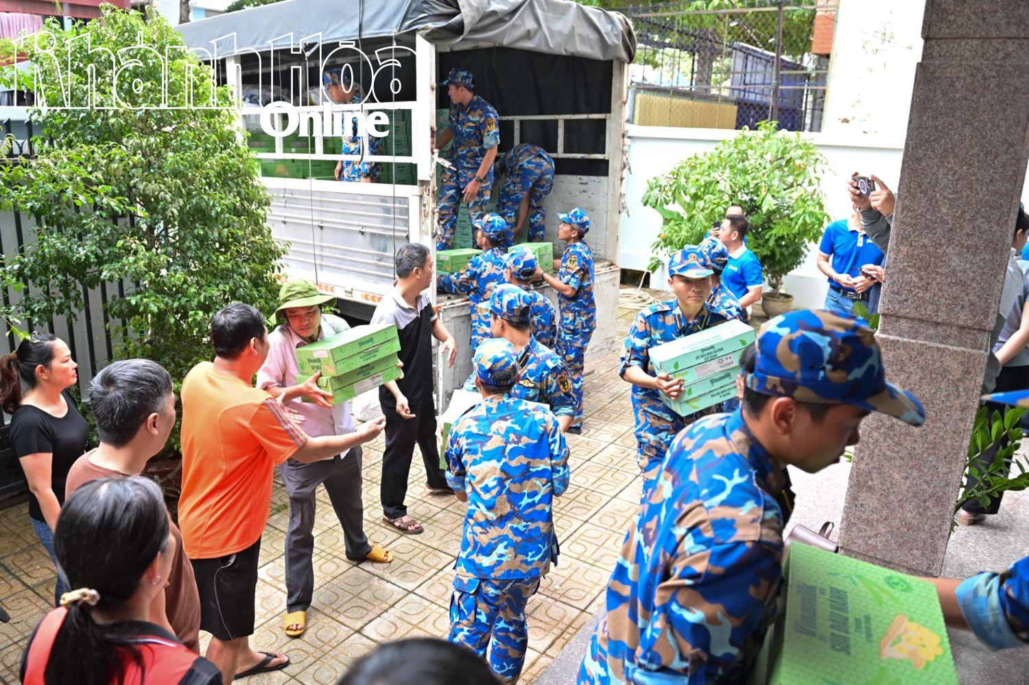 Cán bộ, nhân viên Báo và Phát thanh, Truyền hình Khánh Hòa cùng các học viên sĩ quan khóa 70 của Học viện Hải quân (đang đào tạo tại Trung tâm Huấn luyện Vùng 4 Hải quân) tiếp nhận, vận chuyển hàng.