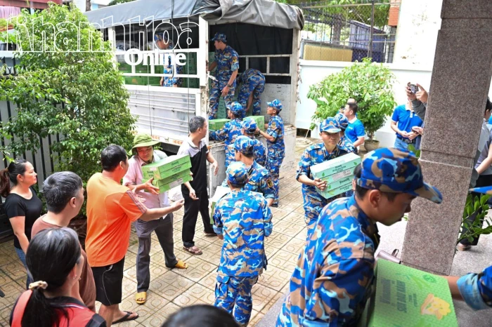 Báo và Phát thanh, Truyền hình Khánh Hòa tiếp nhận 16 tấn hàng do Vinamilk hỗ trợ người dân vùng lũ