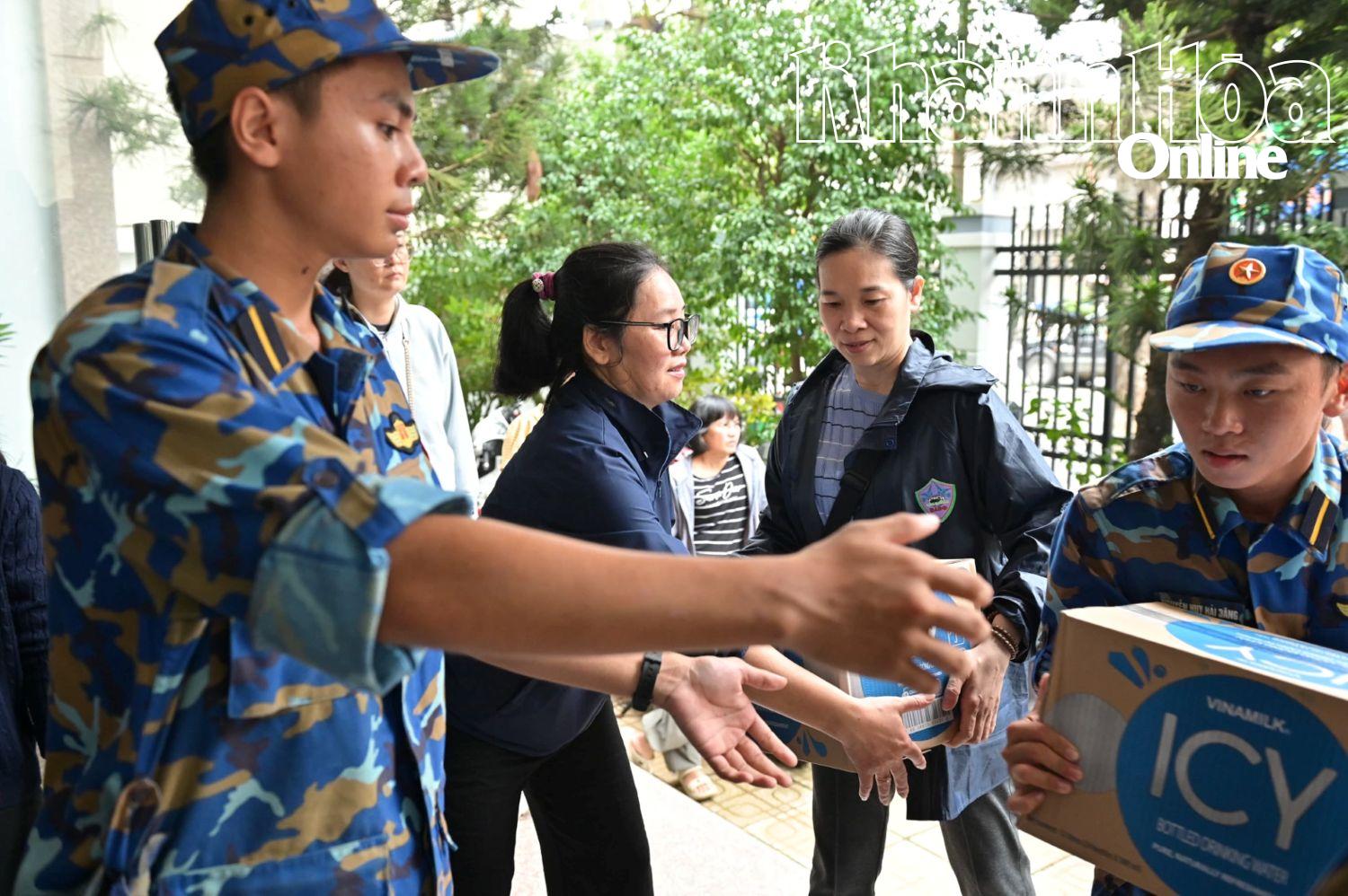 Hàng hóa sẽ được trao đến người dân vùng lũ.