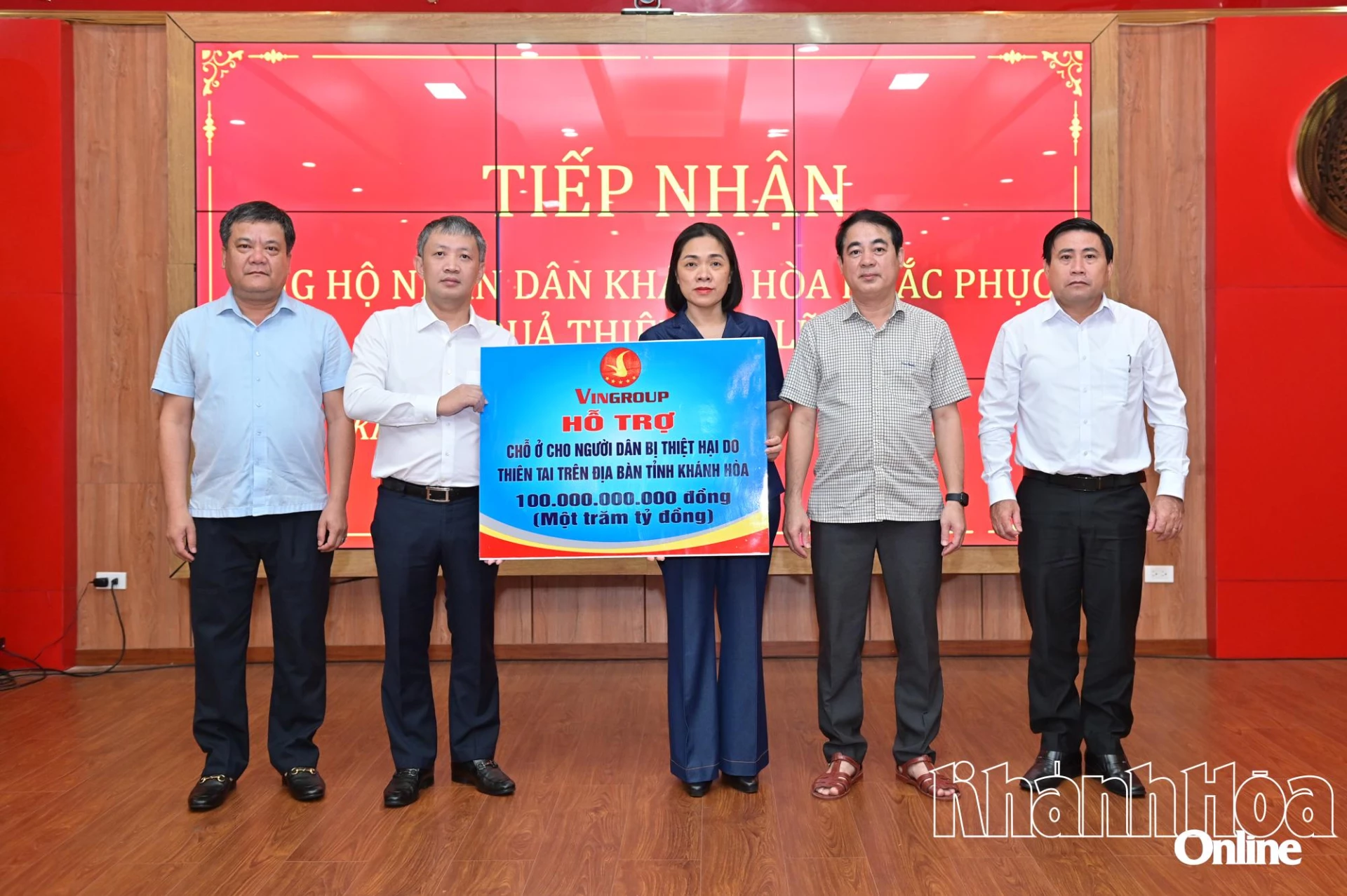 Các đồng chí lãnh đạo tiếp nhận biểu trưng kinh phí hỗ trợ từ Tập đoàn Vingroup.