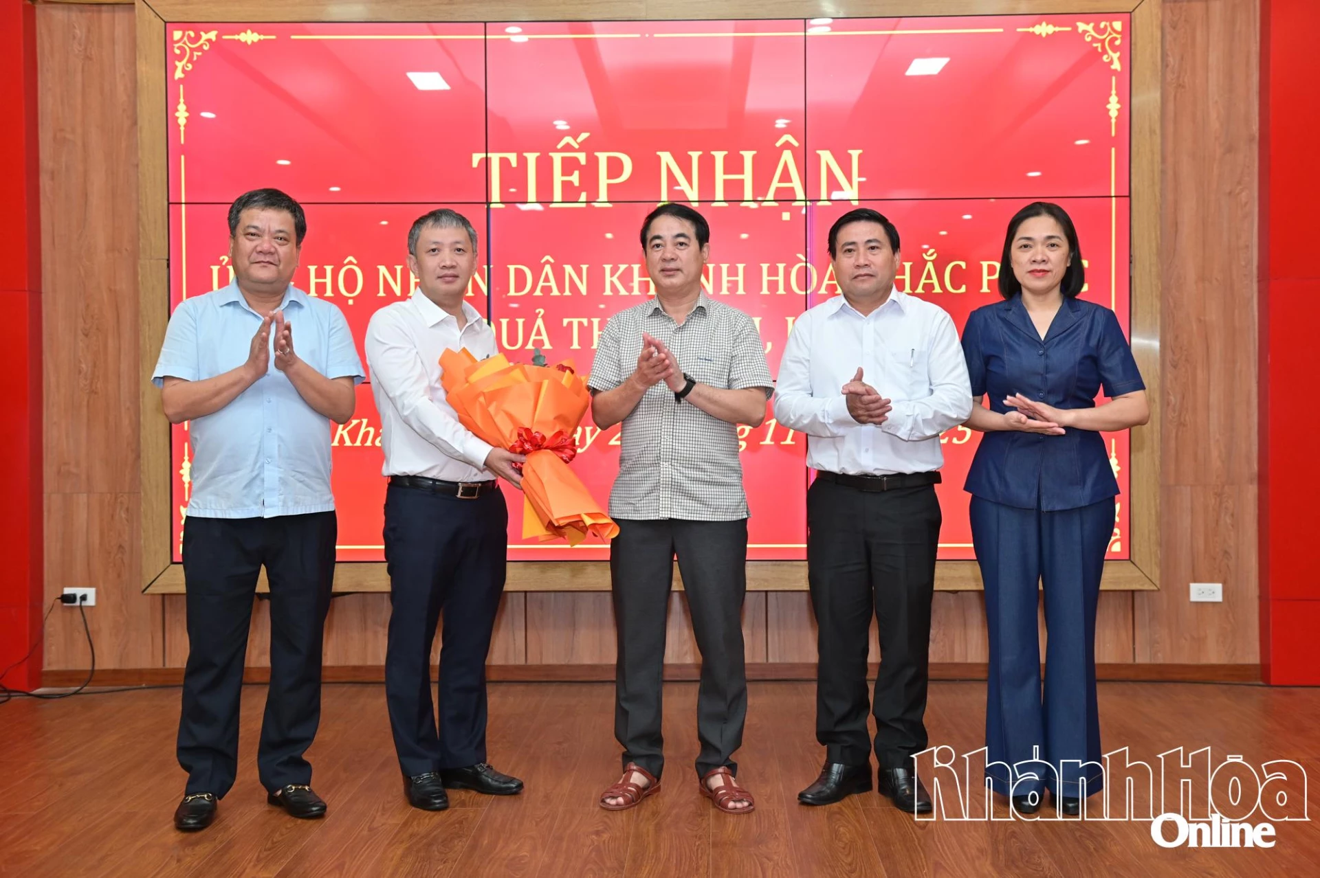 Đồng chí Nghiêm Xuân Thành tặng hoa tri ân đến đại diện Tập đoàn Vingroup.