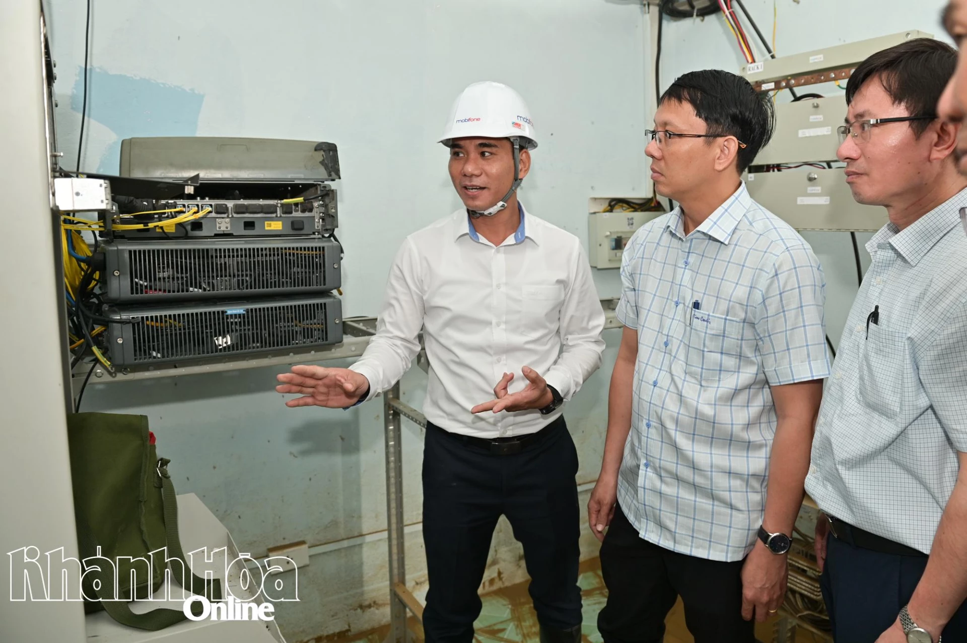 Đồng chí Nguyễn Thanh Hà kiểm tra tại trạm phát sóng (KHNT75) của Mobifone Khánh Hòa.