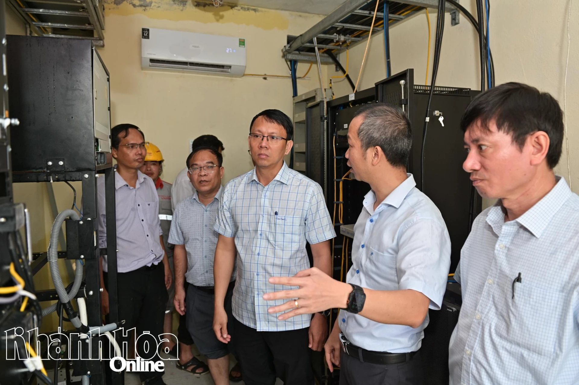 Kiểm tra tại trạm phát sóng của Viettel Khánh Hòa.