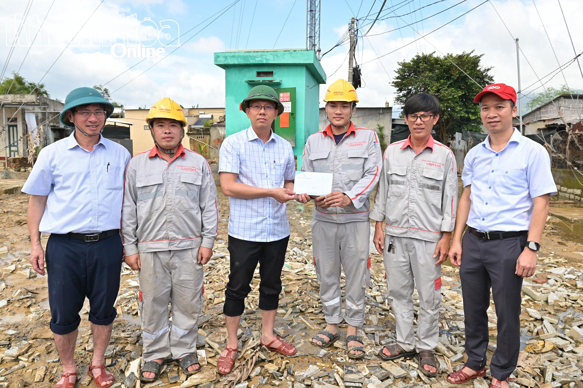 Đồng chí Nguyễn Thanh Hà tặng quà động viên lực lượng khắc phục sự cố của Viettel Khánh Hòa.