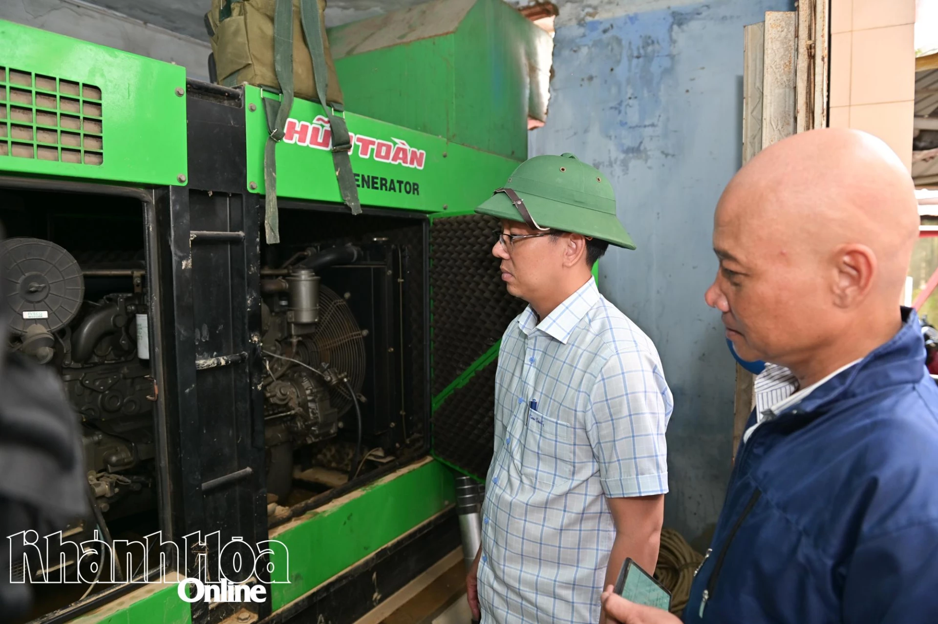 Phó Chủ tịch UBND tỉnh kiểm tra tại trạm phát sóng của VNPT Khánh Hòa.