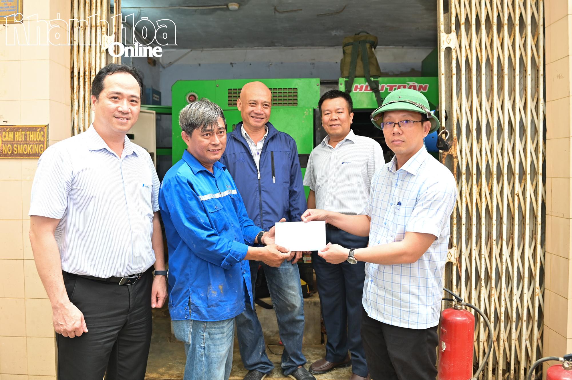 Tặng quà động viên đến đội ngũ khắc phục sự cố của VNPT Khánh Hòa.