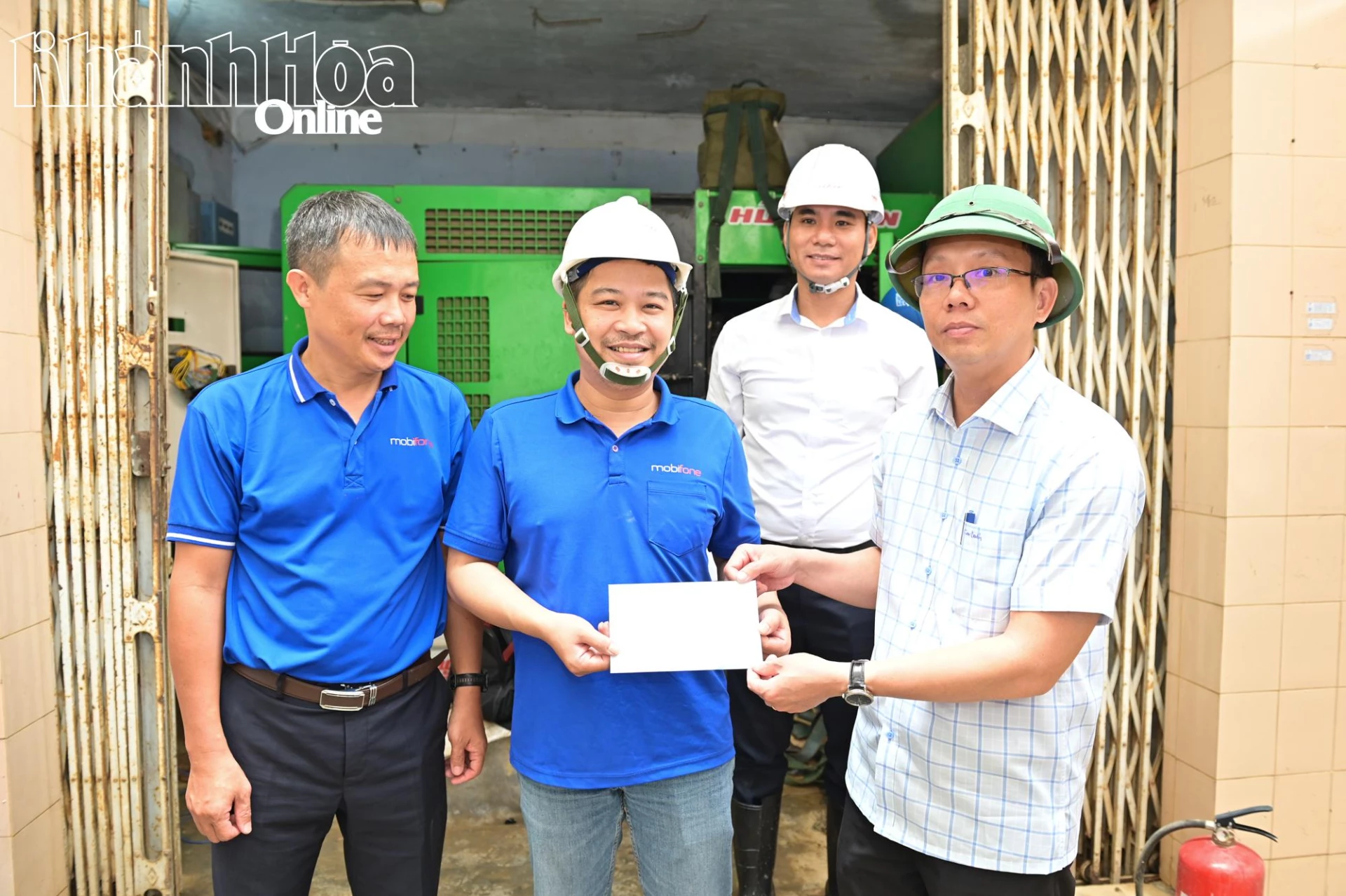 Tặng quà đội ngũ kỹ thuật của Mobifone Khánh Hòa.