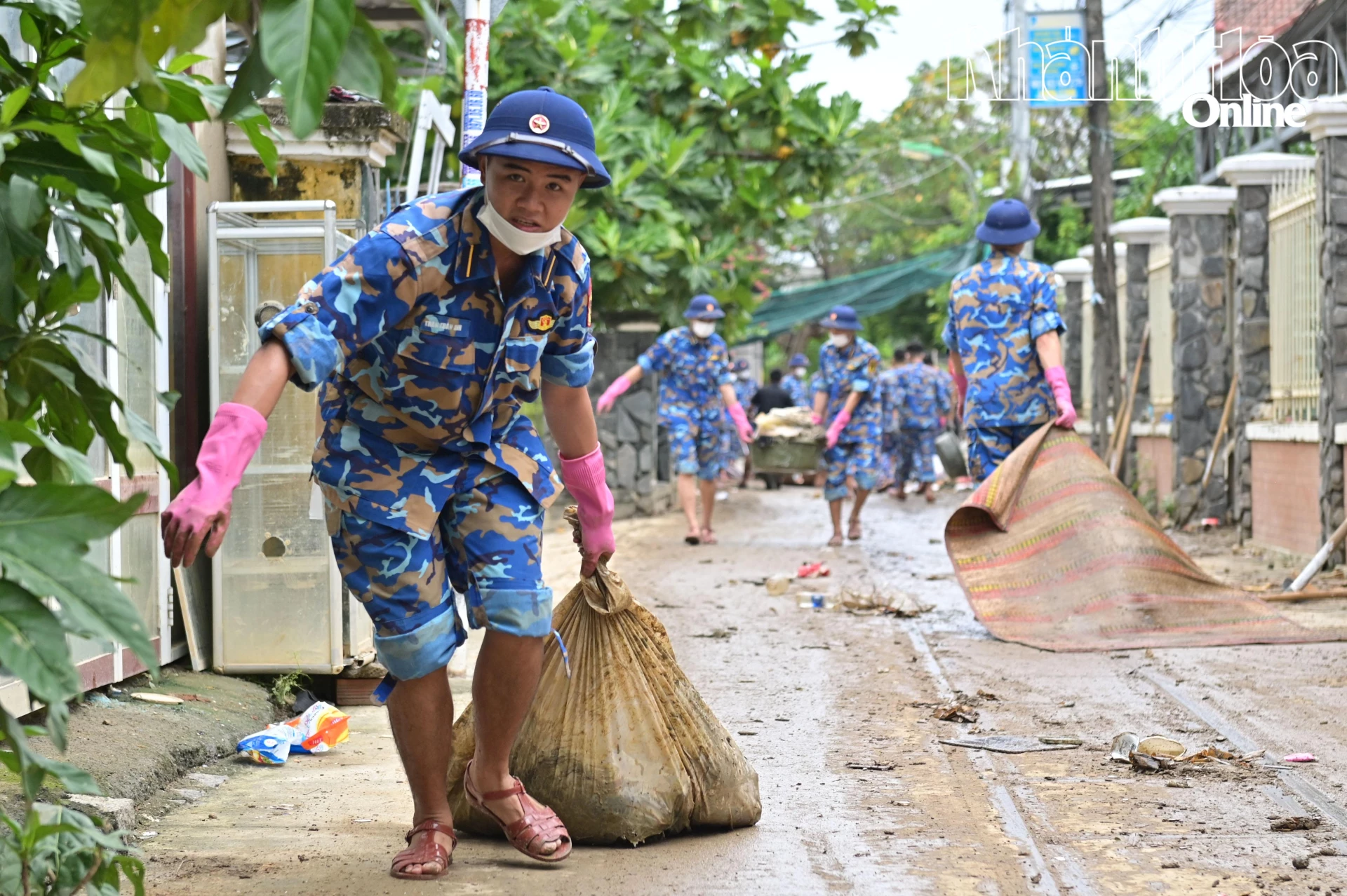 Học viên học viện vận chuyển rác trong các đường hẻm ra điểm tập kết rác.