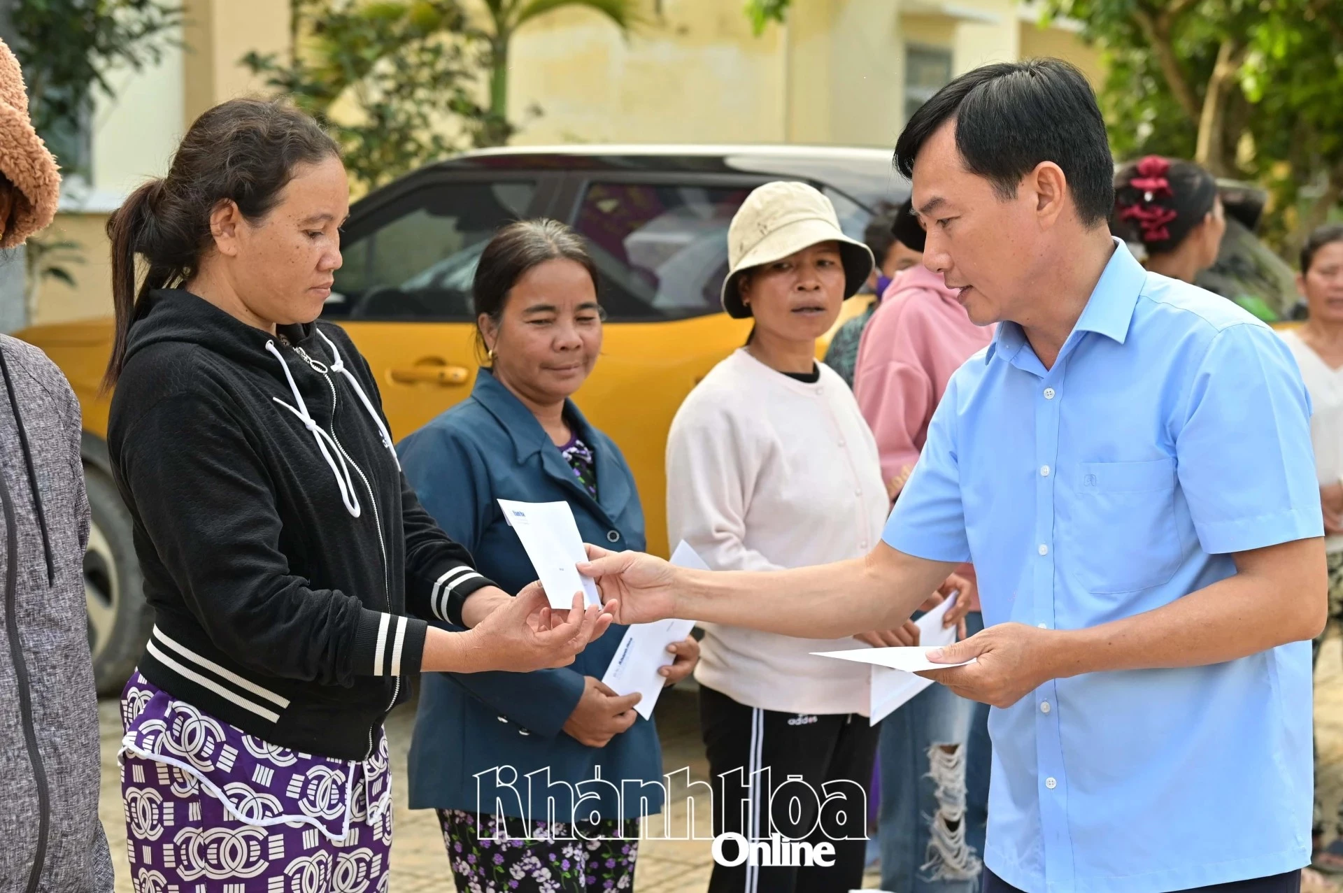 Trần Văn Thanh - Phó Giám đốc Báo và Phát thanh, Truyền hình Khánh Hòa trao quà hỗ trợ người dân.