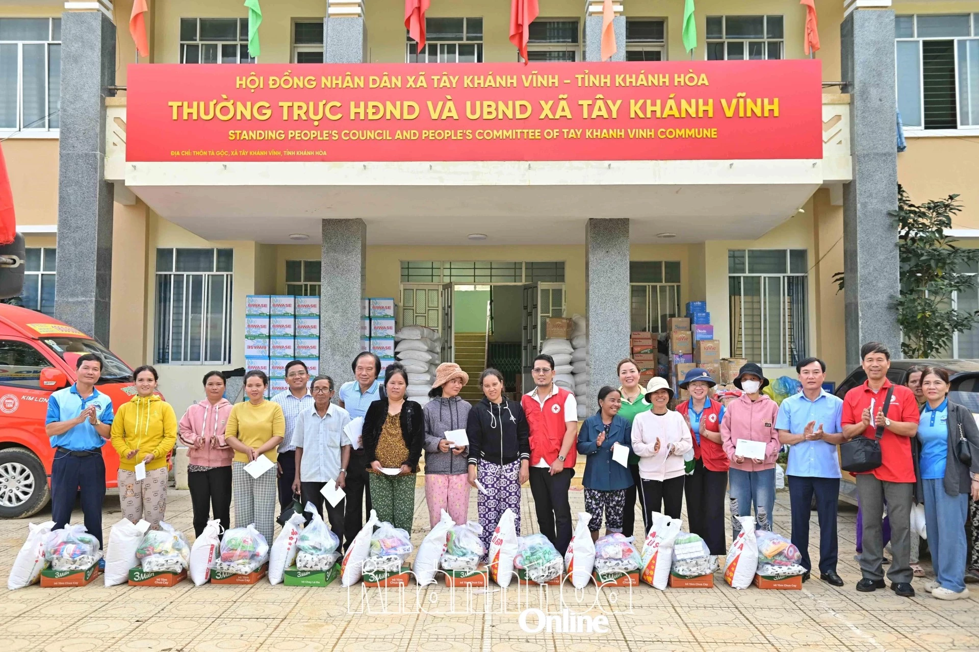 Lãnh đạo Báo và Phát thanh, Truyền hình Khánh Hòa cùng các đơn vị đồng hành trao quà cho người dân xã Tây Khánh Vĩnh.