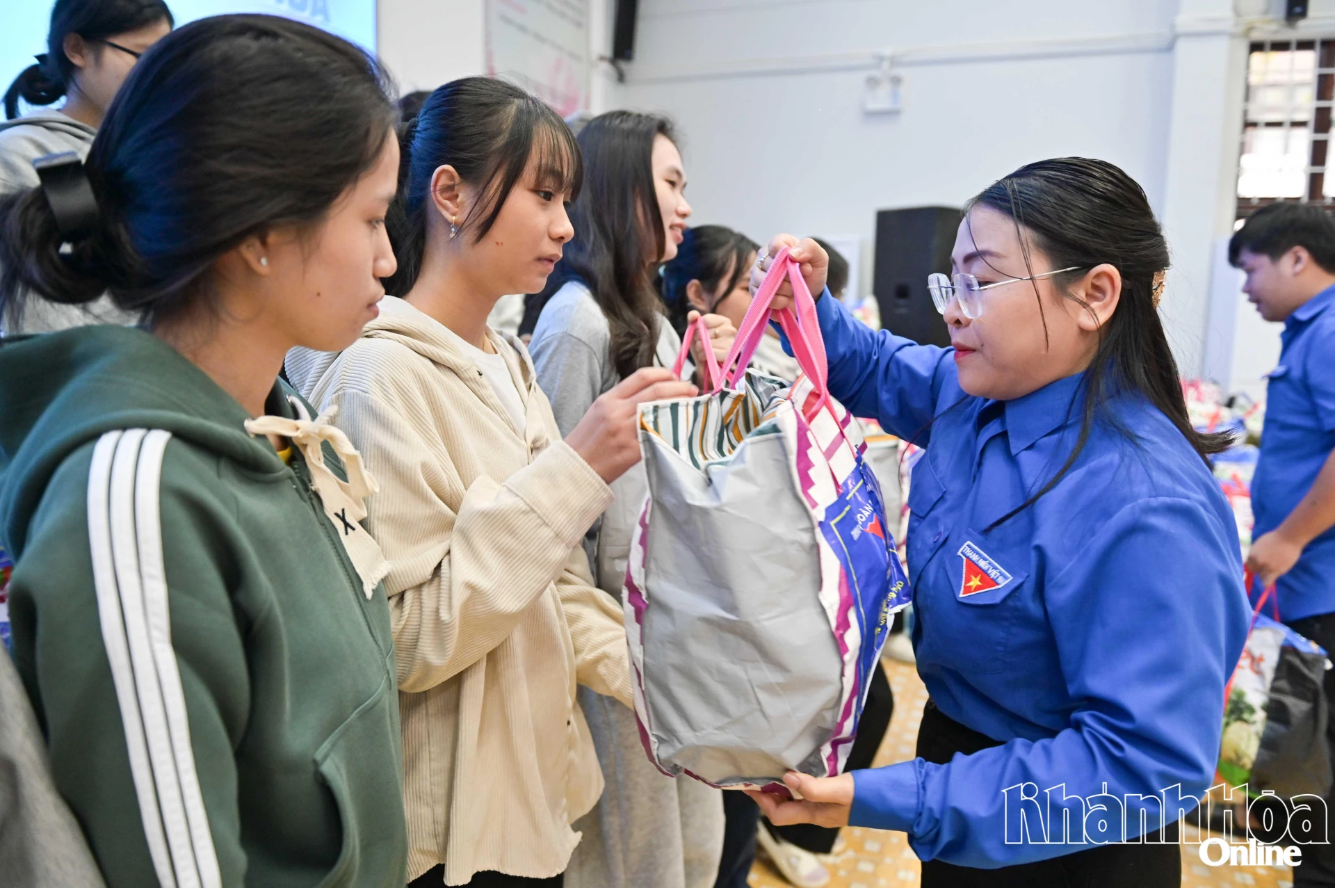 Lãnh đạo Tỉnh đoàn
tặng túi an sinh cho sinh viên Trường Đại học Khánh Hòa.