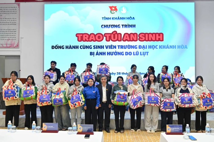 Trao 500 túi an sinh hỗ trợ sinh viên bị ảnh hưởng do mưa lũ