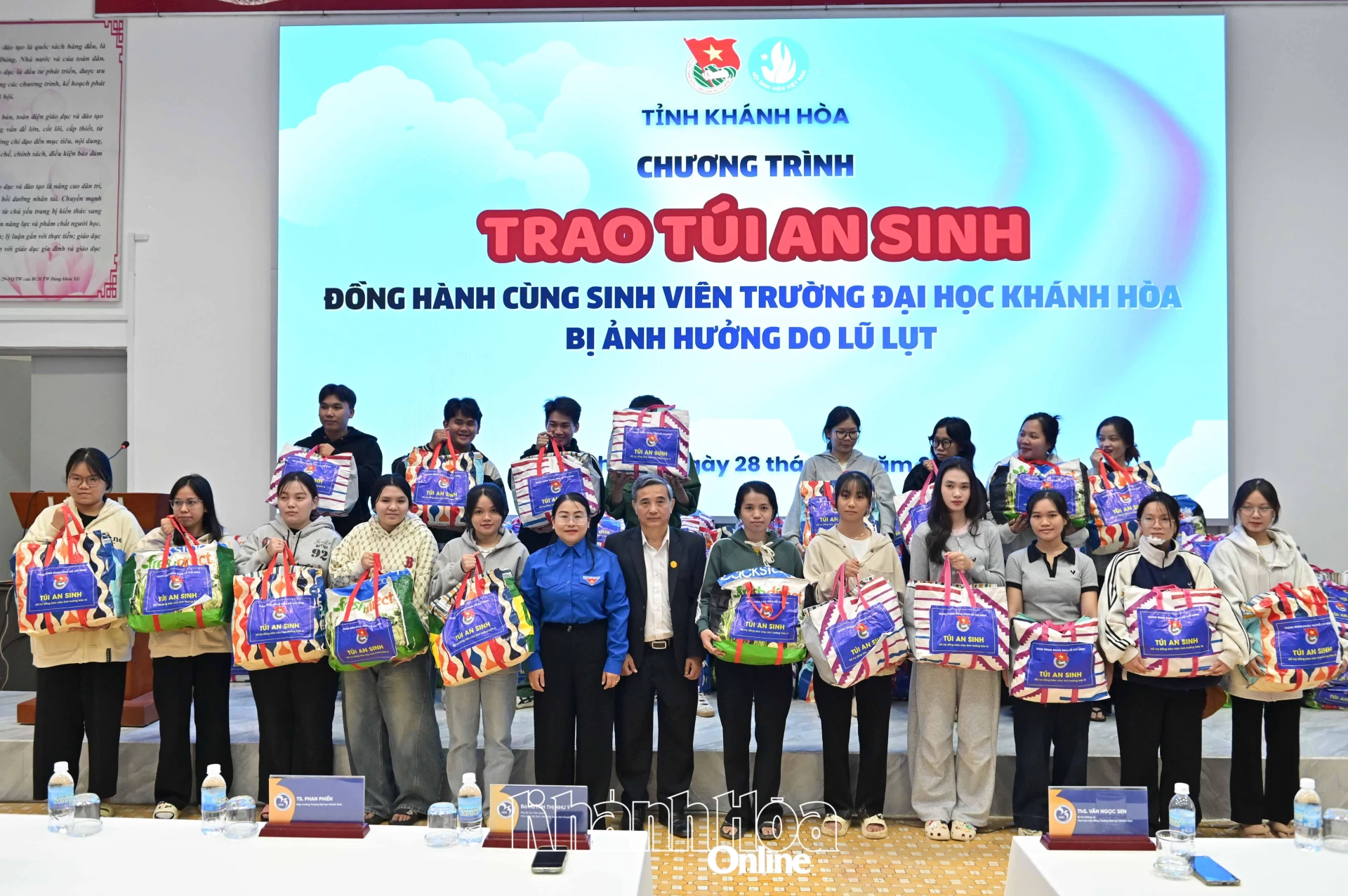 Lãnh đạo Tỉnh đoàn và Trường Đại học Khánh Hòa trao các túi an sinh cho sinh viên.
