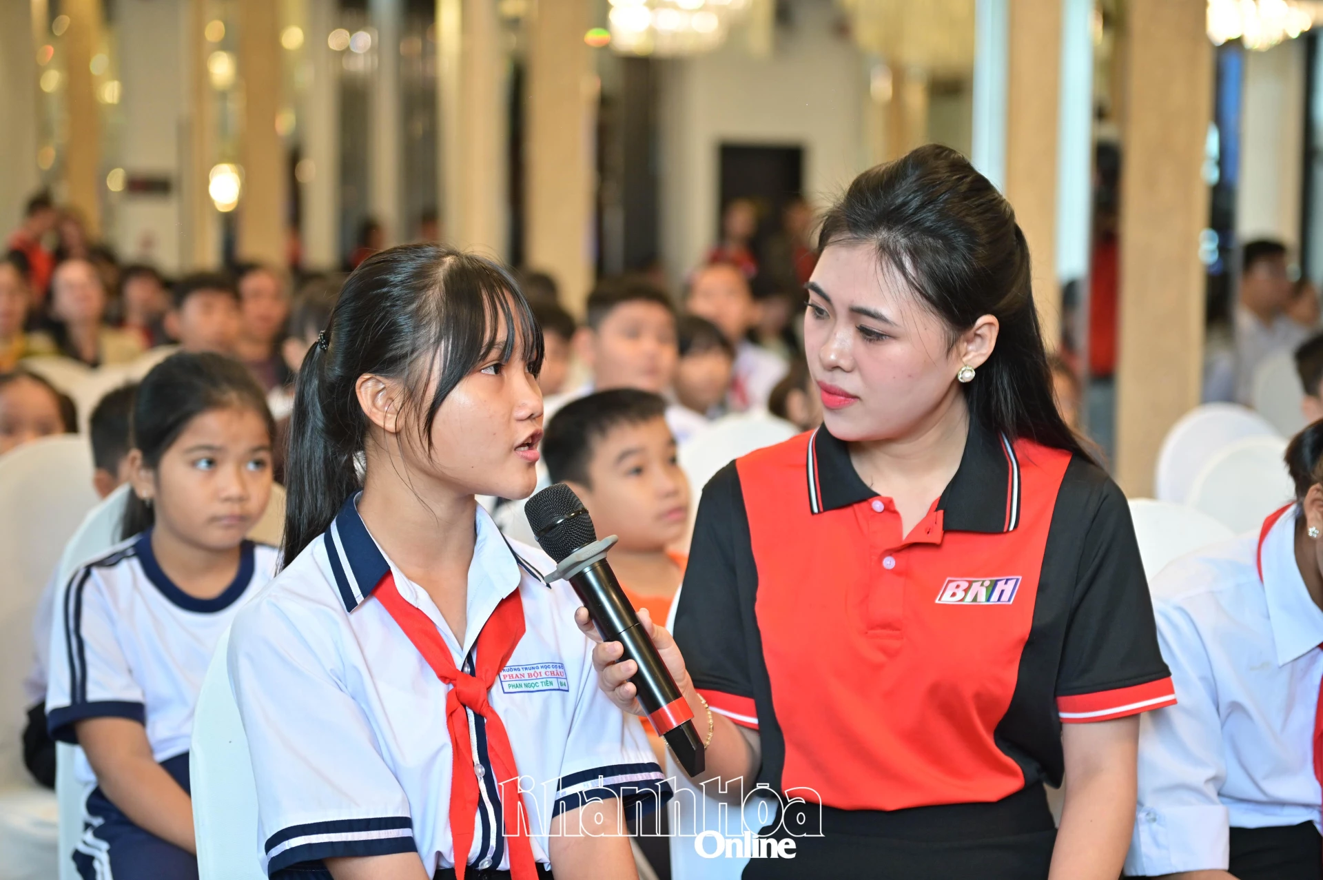 Đại diện các học sinh bị thiệt hại nặng nề sau đợt mưa lũ cùng chia sẻ tại chương trình.