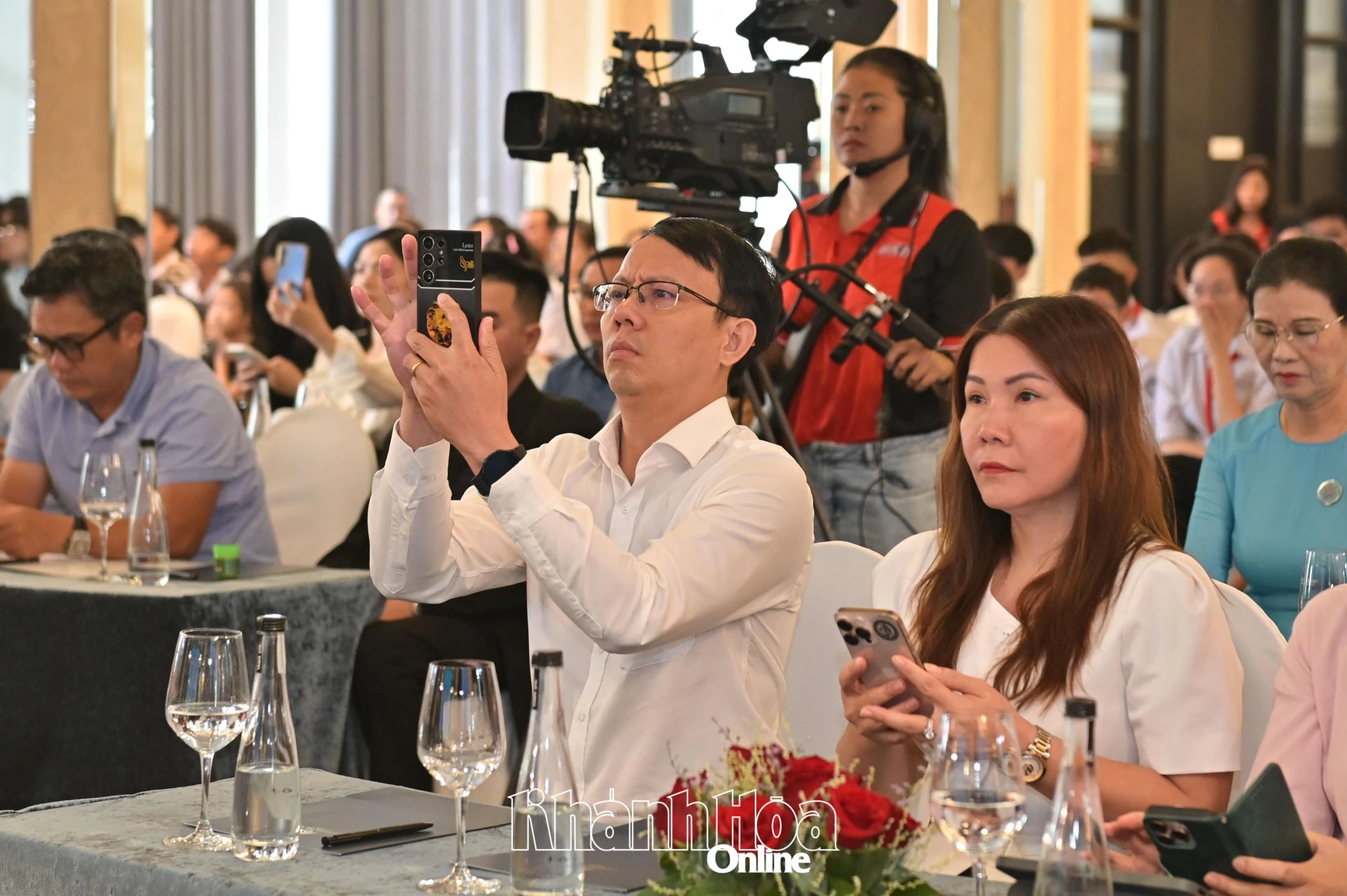 Đồng chí Nguyễn Thanh Hà - Phó Chủ tịch UBND tỉnh quét mã QR ủng hộ chương trình.