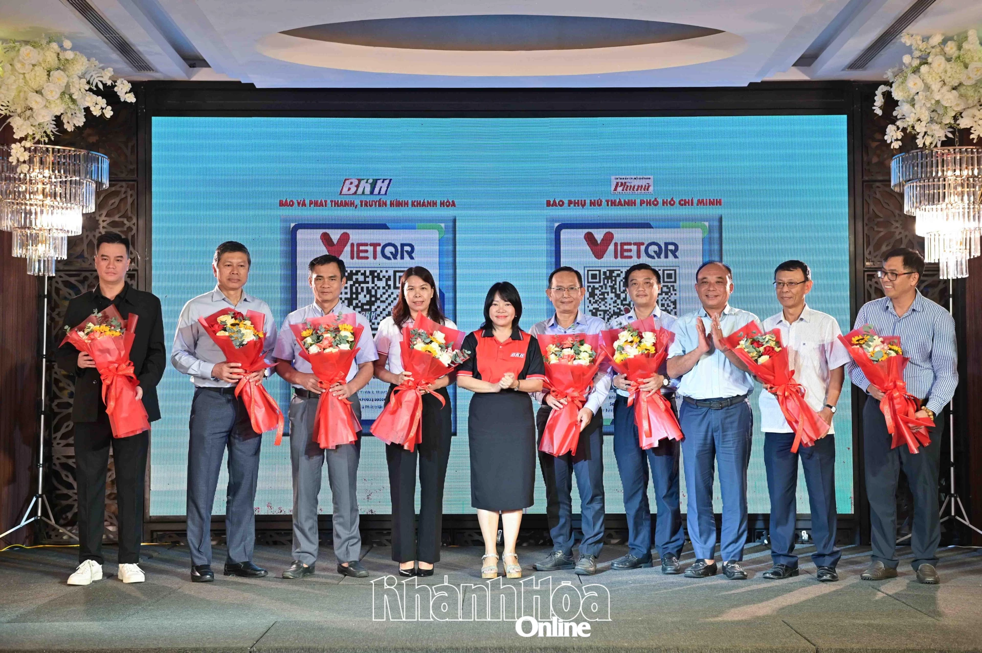 Đồng chí Thái Thị Lệ Hằng - Giám đốc Báo và Phát thanh, Truyền hình Khánh Hòa tặng hoa tri ân đến các đơn vị, doanh nghiệp đồng hành.