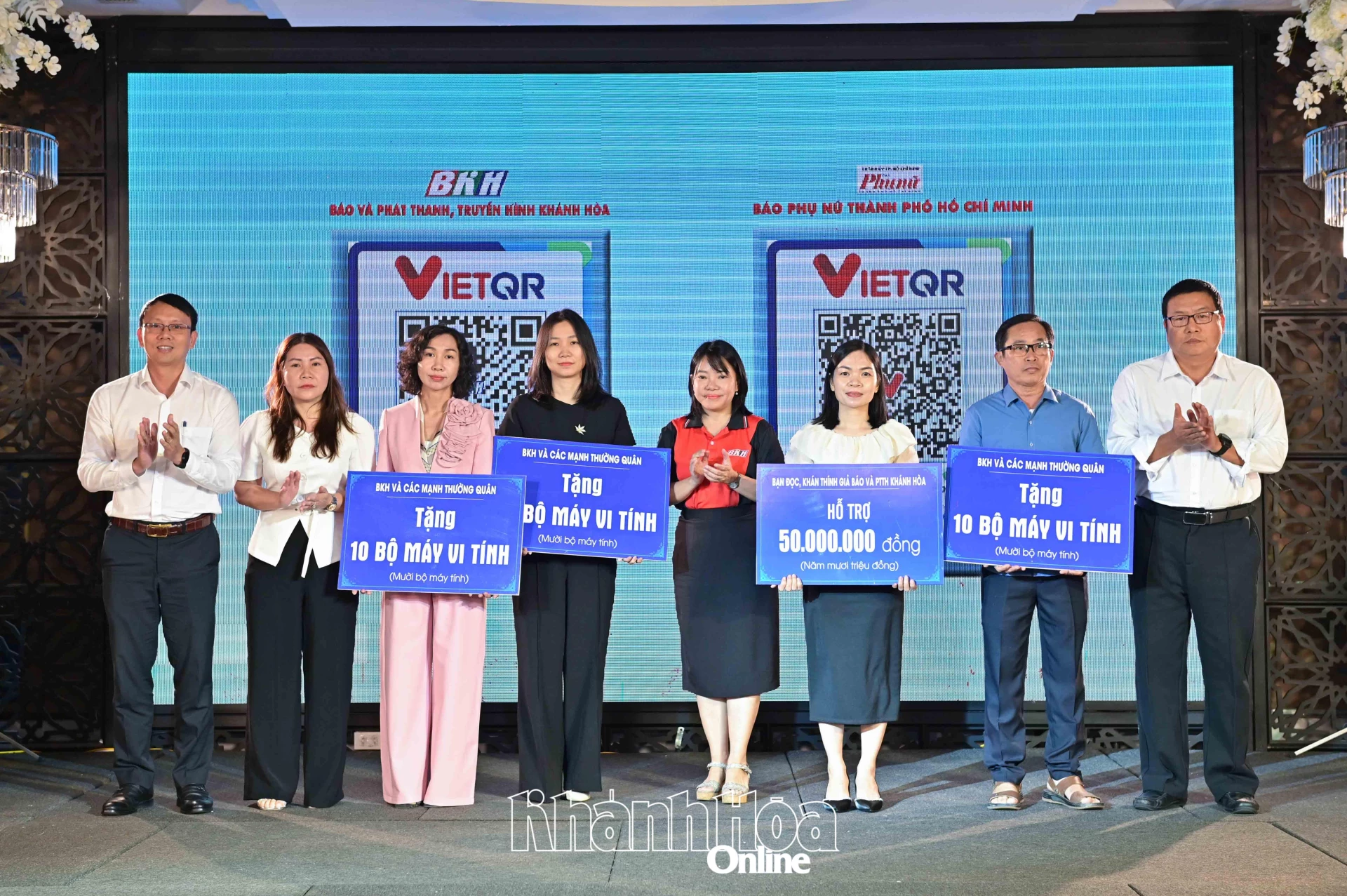 Lãnh đạo tỉnh cùng ban tổ chức chương trình trao bảng tượng trưng hỗ trợ cho các trường bị thiệt hại nặng nề do đợt mưa lũ.