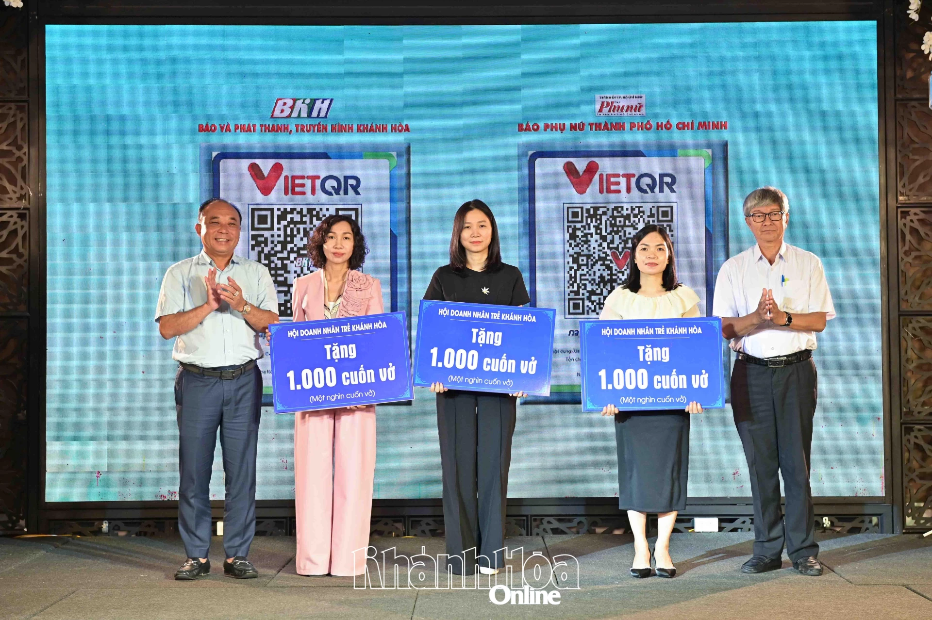 Lãnh đạo Sở Giáo dục và Đào tạo cùng Hội Doanh nhân trẻ Khánh Hòa trao bảng tượng trưng hỗ trợ vở cho học sinh các trường.