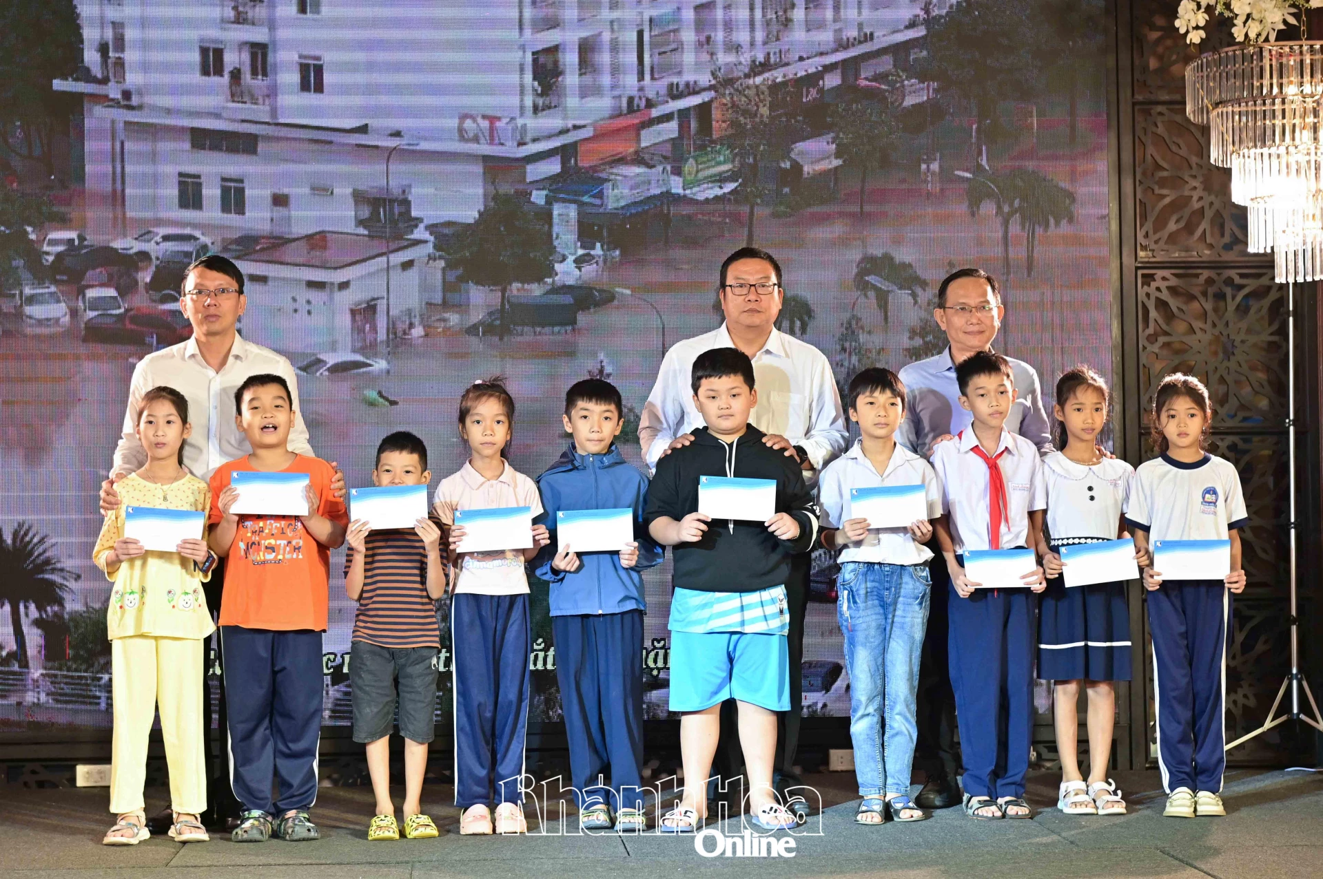 Các vị lãnh đạo tỉnh cùng doanh nghiệp trao học bổng cho các học sinh.