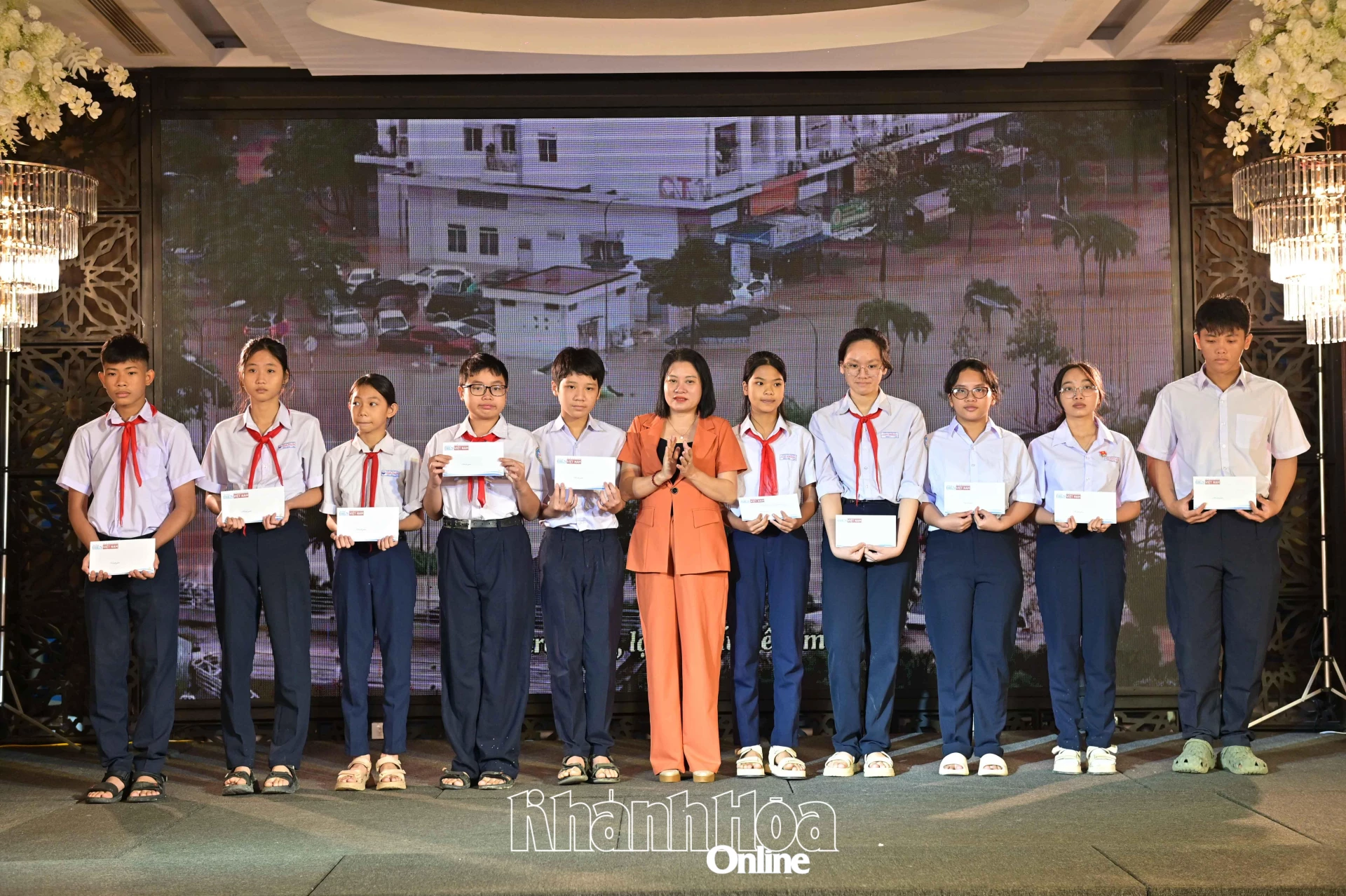 Lãnh đạo Tạp chí Biển Việt Nam trao học bổng cho các học sinh. 