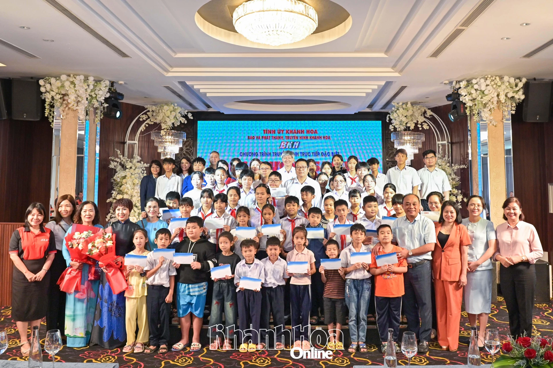 Các vị lãnh đạo, đại biểu chụp hình lưu niệm cùng các học sinh.