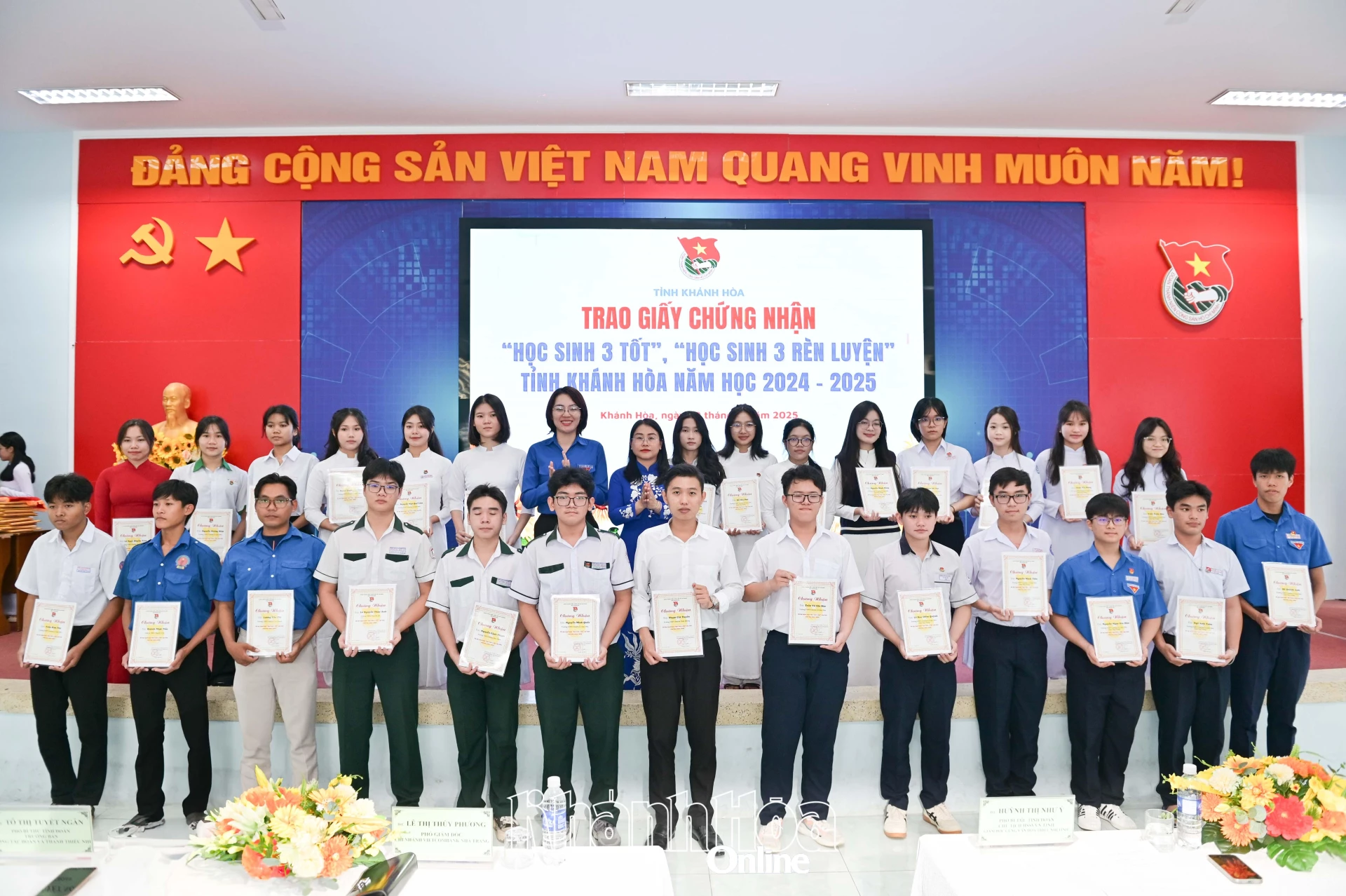 Lãnh đạo Tỉnh đoàn trao giấy chứng nhận Học sinh 3 tốt cấp tỉnh năm học 2024 - 2025 cho các học sinh.