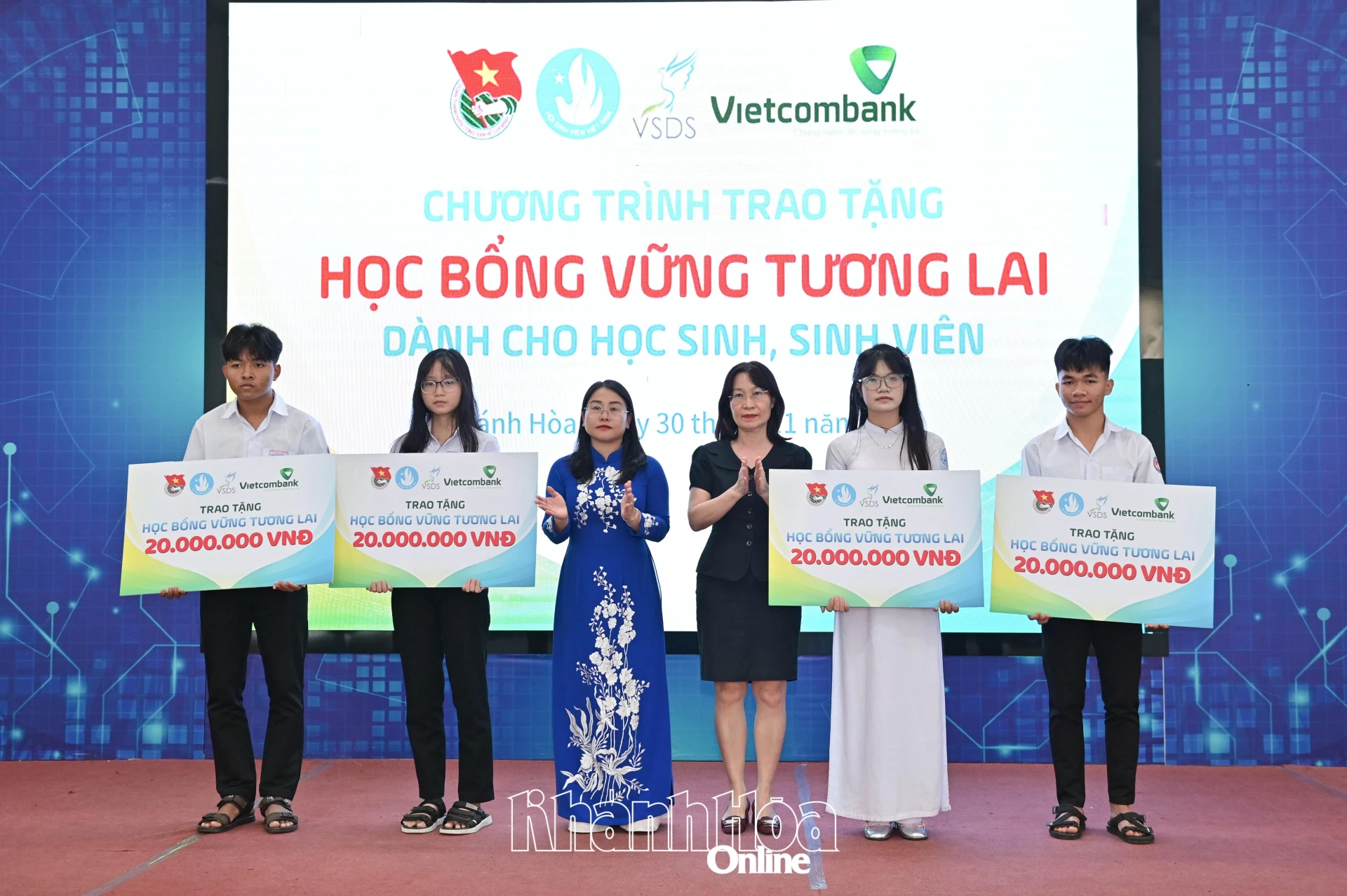 Lãnh đạo Tỉnh đoàn và Vietcombank Chi nhánh Nha Trang trao học bổng cho các học sinh.