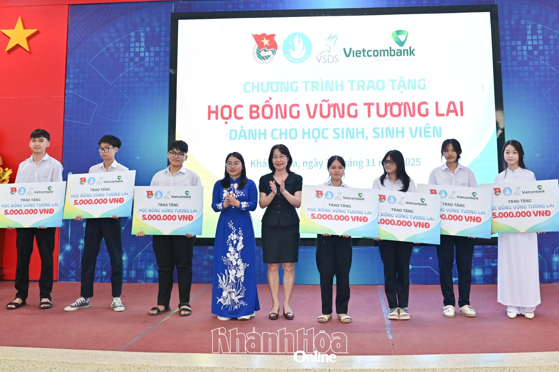 Lãnh đạo Tỉnh đoàn và Vietcombank Chi nhánh Nha Trang trao học bổng cho các học sinh.